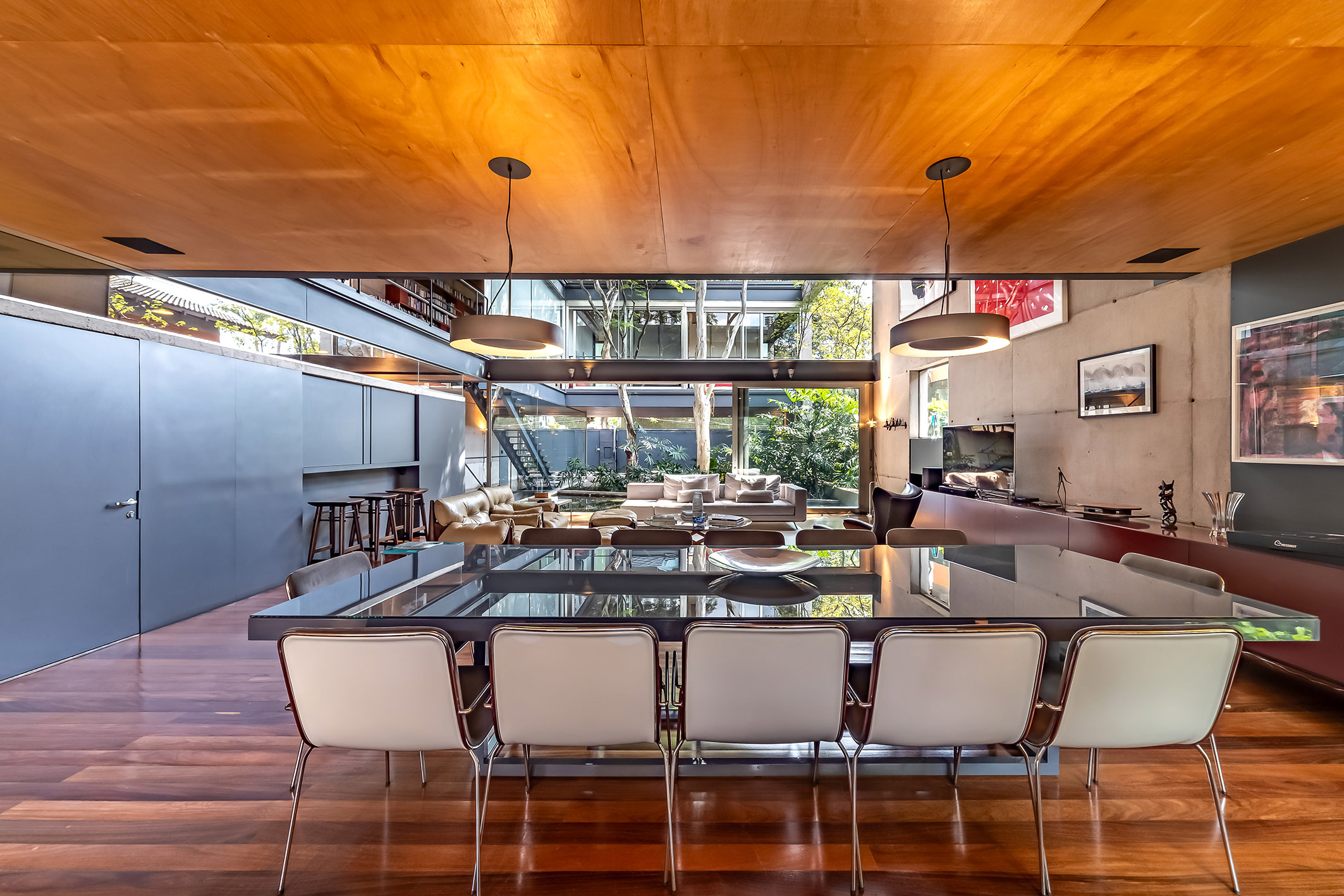  Contemporary home with open layout and outdoor living surrounded by greenery - 物件實景