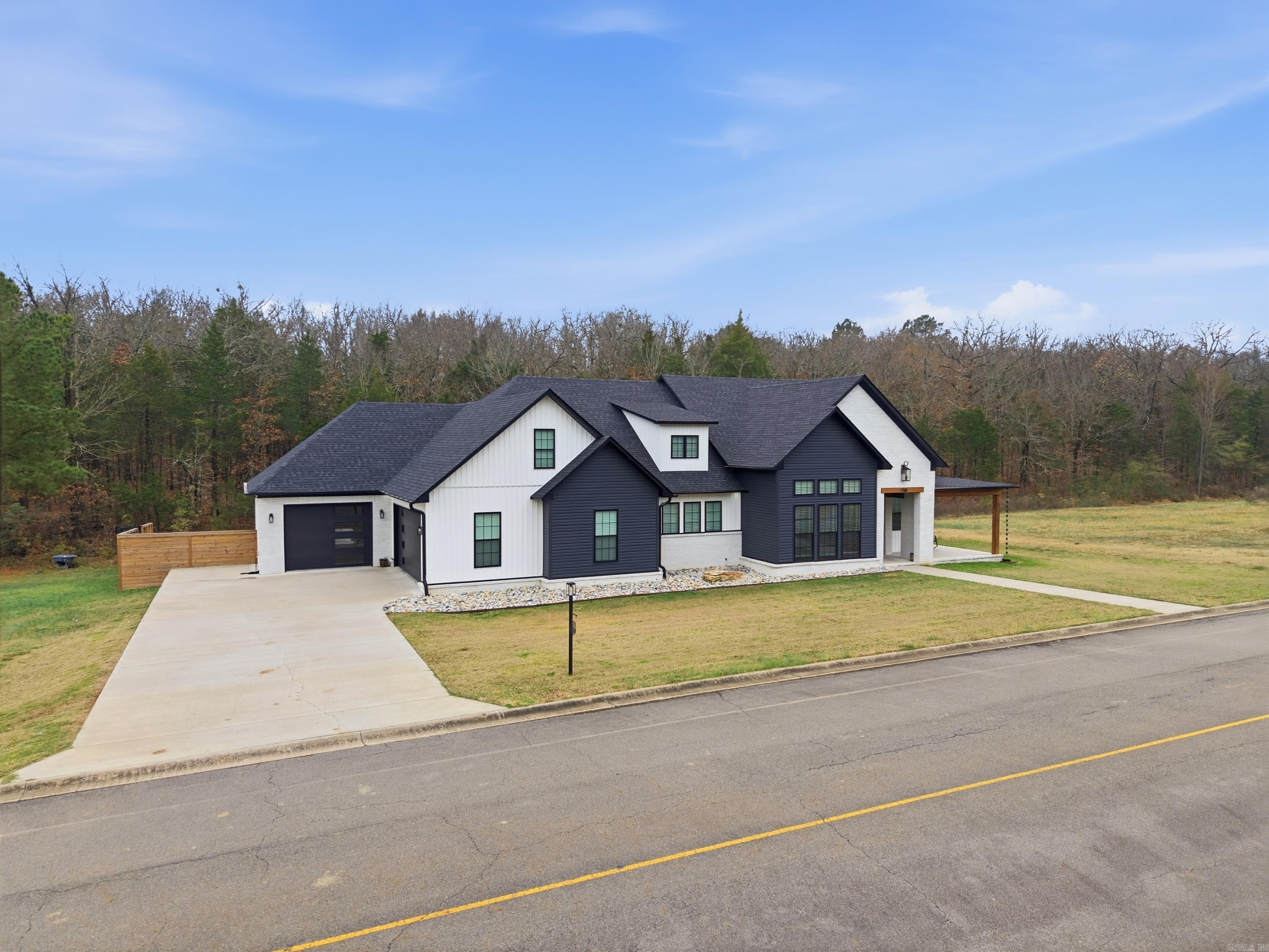 Morrilton, Arkansas, 72110, United States, 3 Bedrooms Bedrooms, ,4 BathroomsBathrooms,Residential,For Sale,2003394