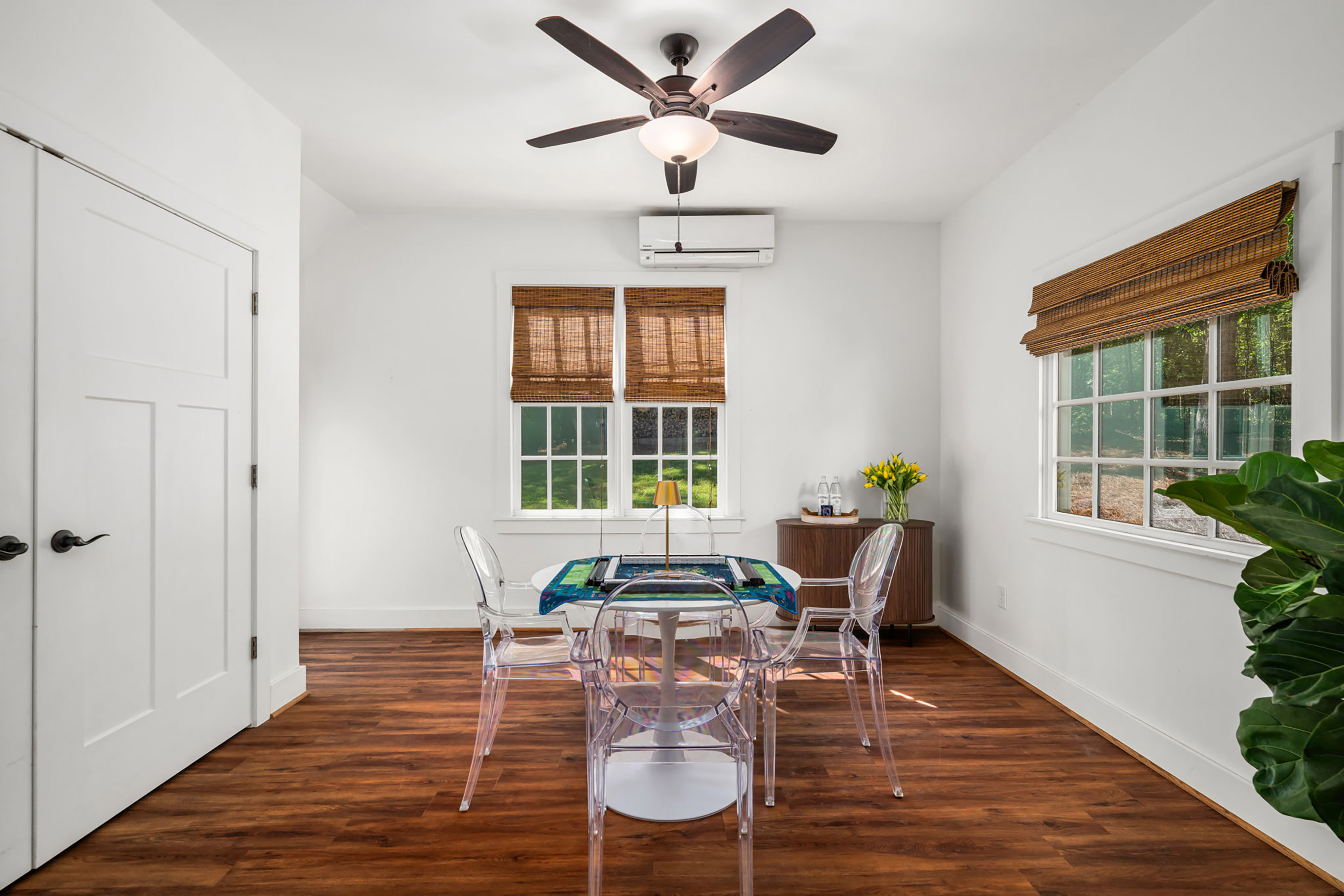  Live Timeless in Coveted Farmhouse on 4+ Private Gated Acres In Roswell - 物件實景