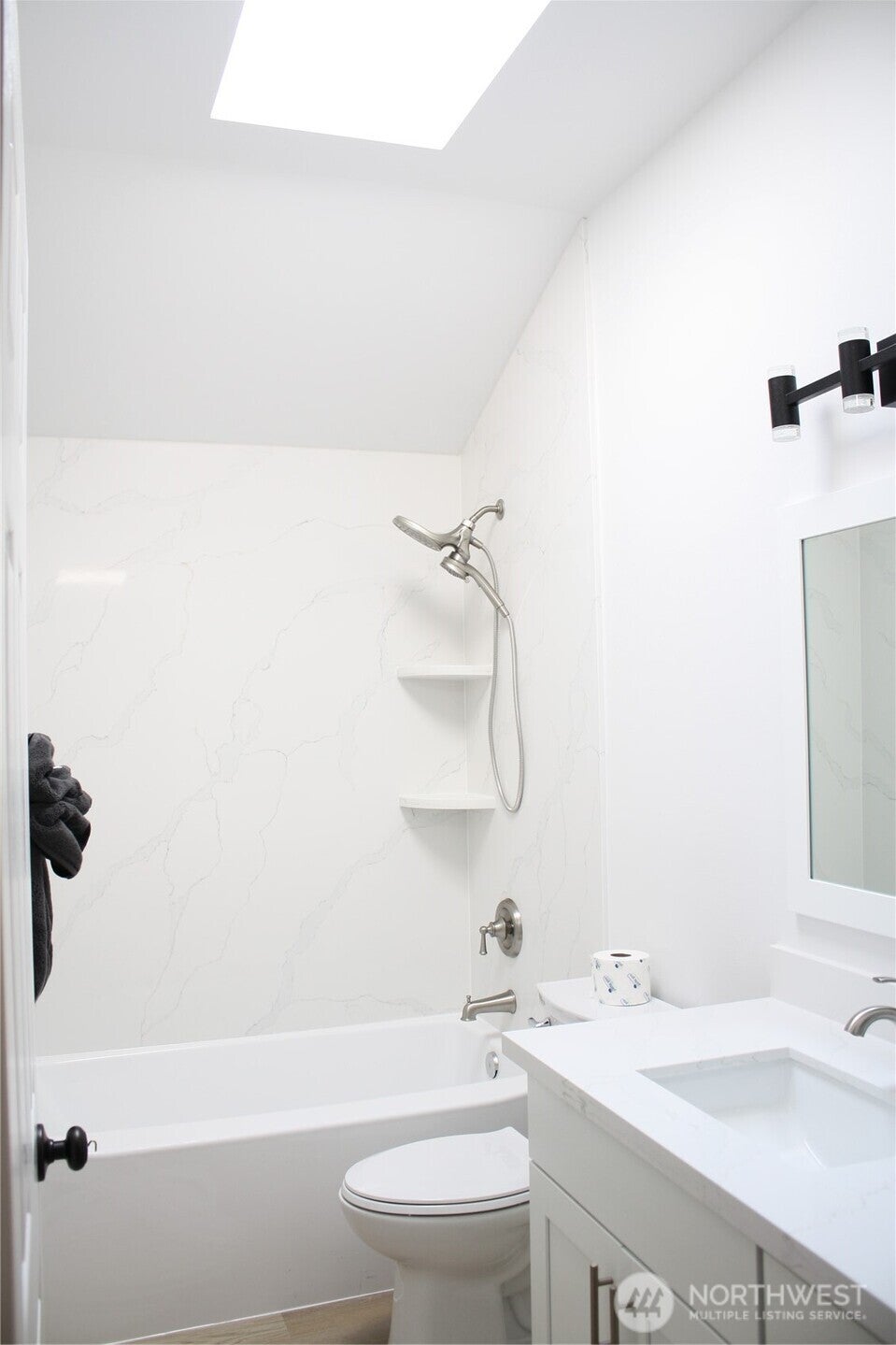 Shoreline, Washington, 98133, United States, 3 Bedrooms Bedrooms, ,2 BathroomsBathrooms,Residential,For Sale,1976952