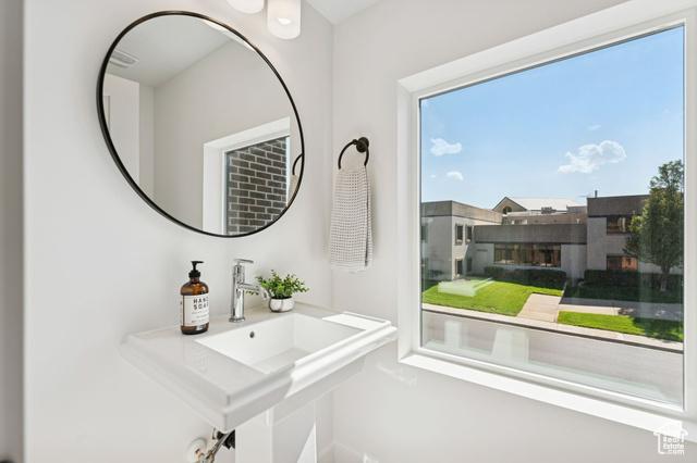 Bountiful, Utah, 84010, United States, 2 Bedrooms Bedrooms, ,4 BathroomsBathrooms,Residential,For Sale,1978609