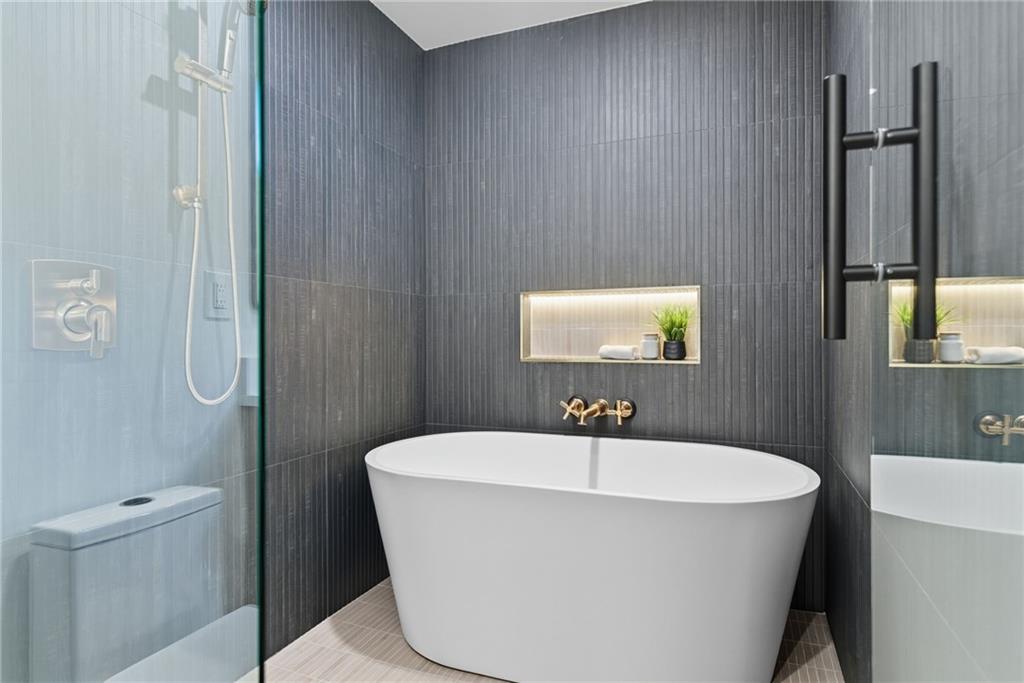 Alpharetta, Georgia, 30005, United States, 4 Bedrooms Bedrooms, ,6 BathroomsBathrooms,Residential,For Sale,1983404