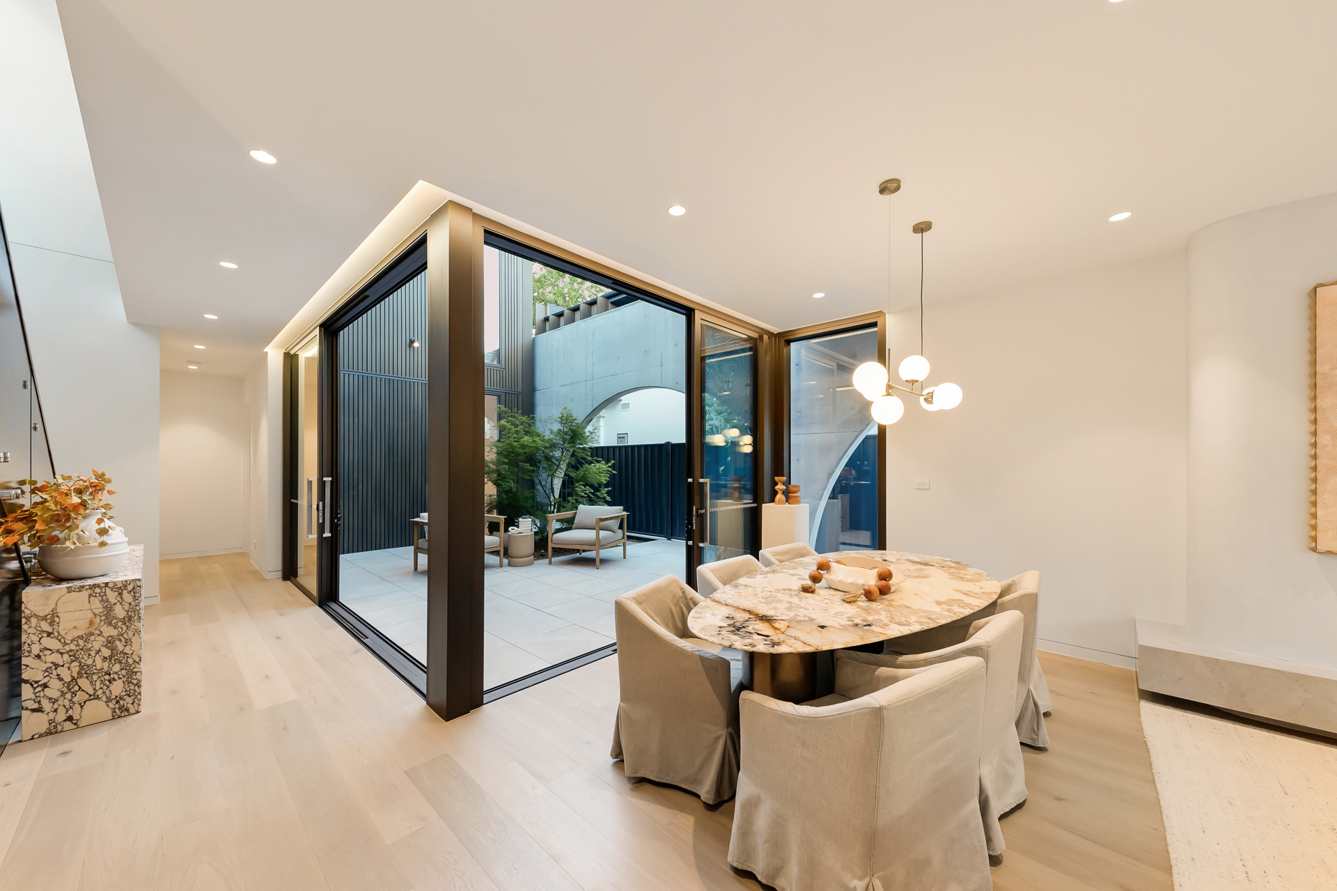  Lifestyle at the forefront in this sleek architectural residence - 物件實景