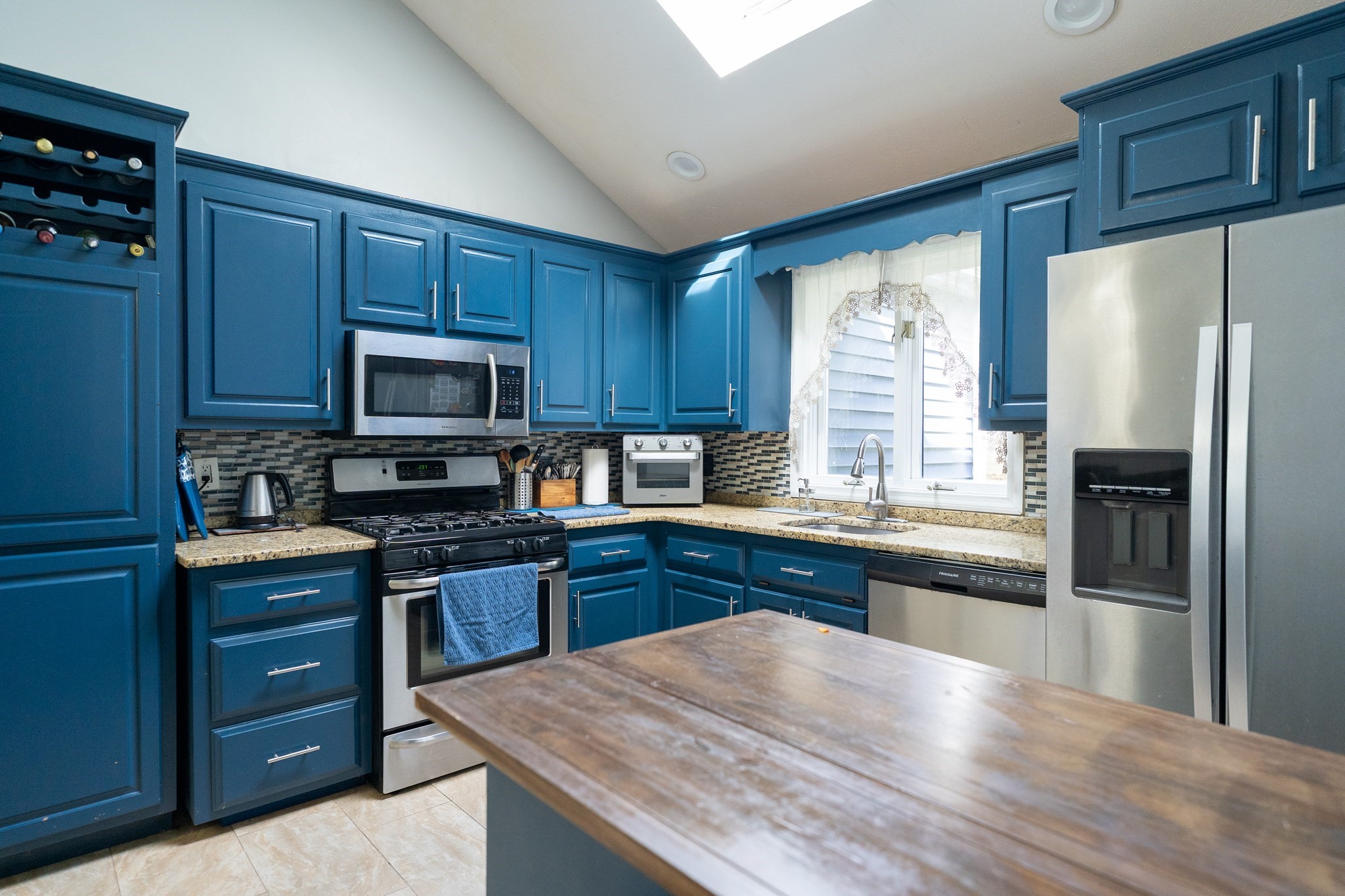 Randolph, Massachusetts, 02368, United States, 4 Bedrooms Bedrooms, ,2 BathroomsBathrooms,Residential,For Sale,2009735