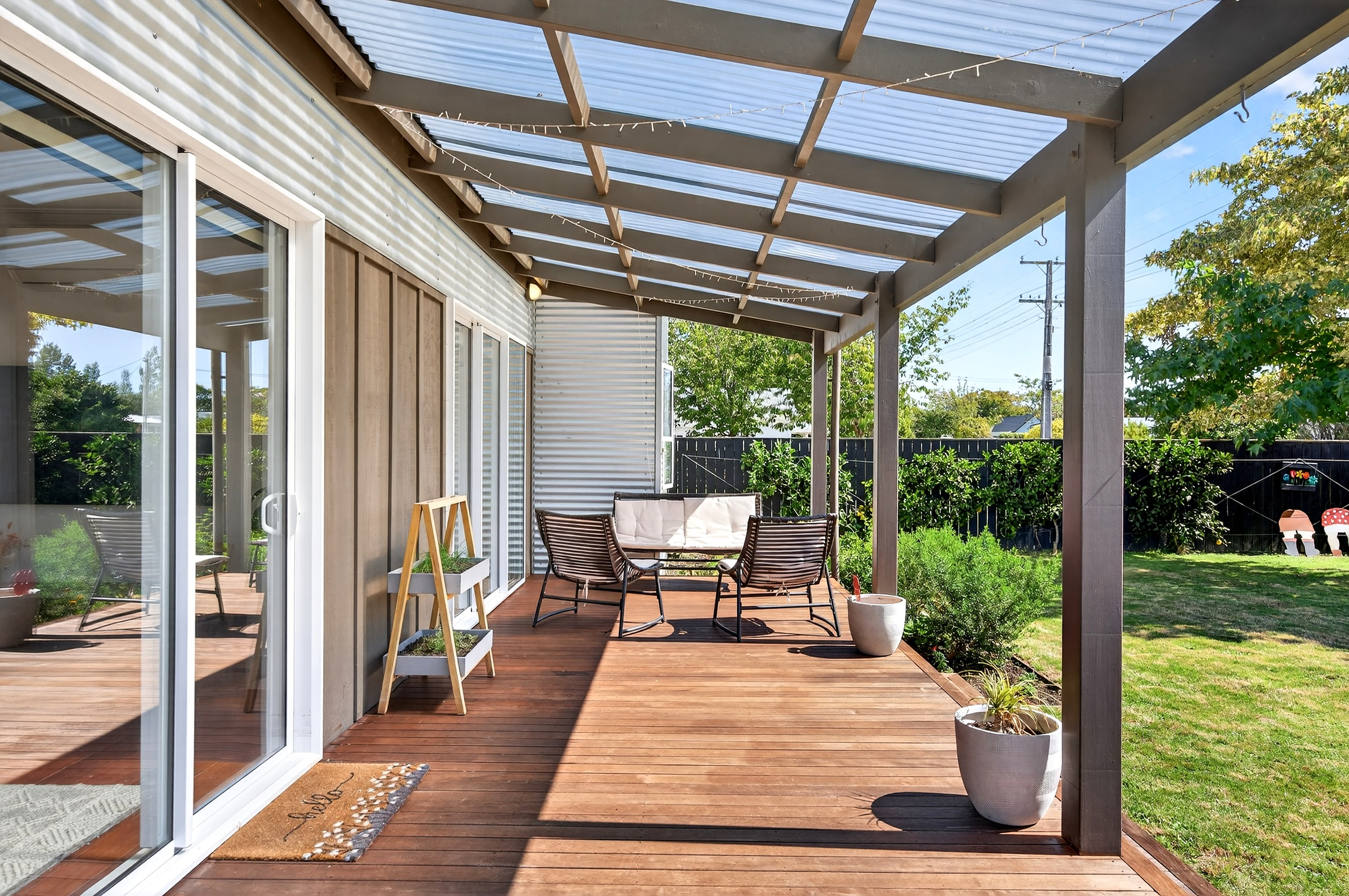  Family Living with Poolside Entertaining - 物件實景