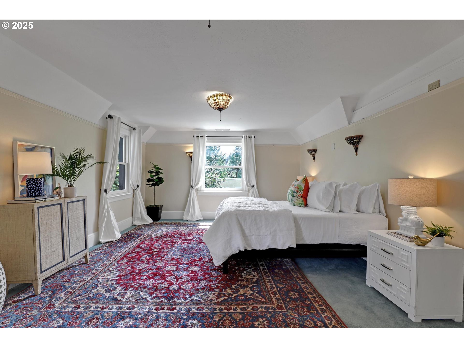 Portland, Oregon, 97205, United States, 4 Bedrooms Bedrooms, ,4 BathroomsBathrooms,Residential,For Sale,1795097
