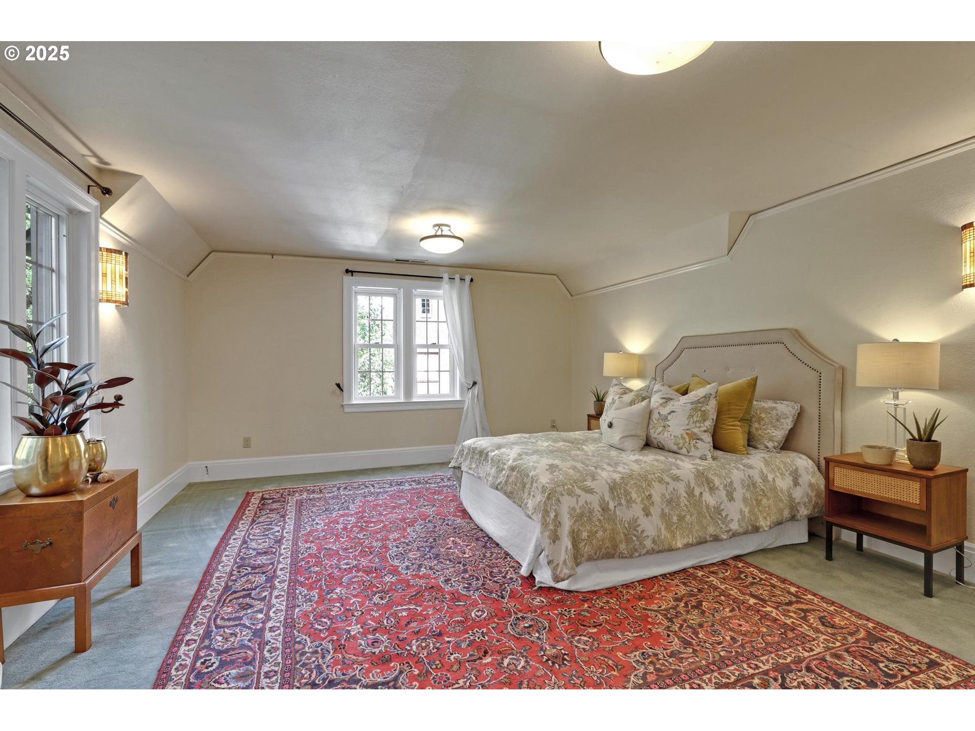 Portland, Oregon, 97205, United States, 4 Bedrooms Bedrooms, ,4 BathroomsBathrooms,Residential,For Sale,1795097