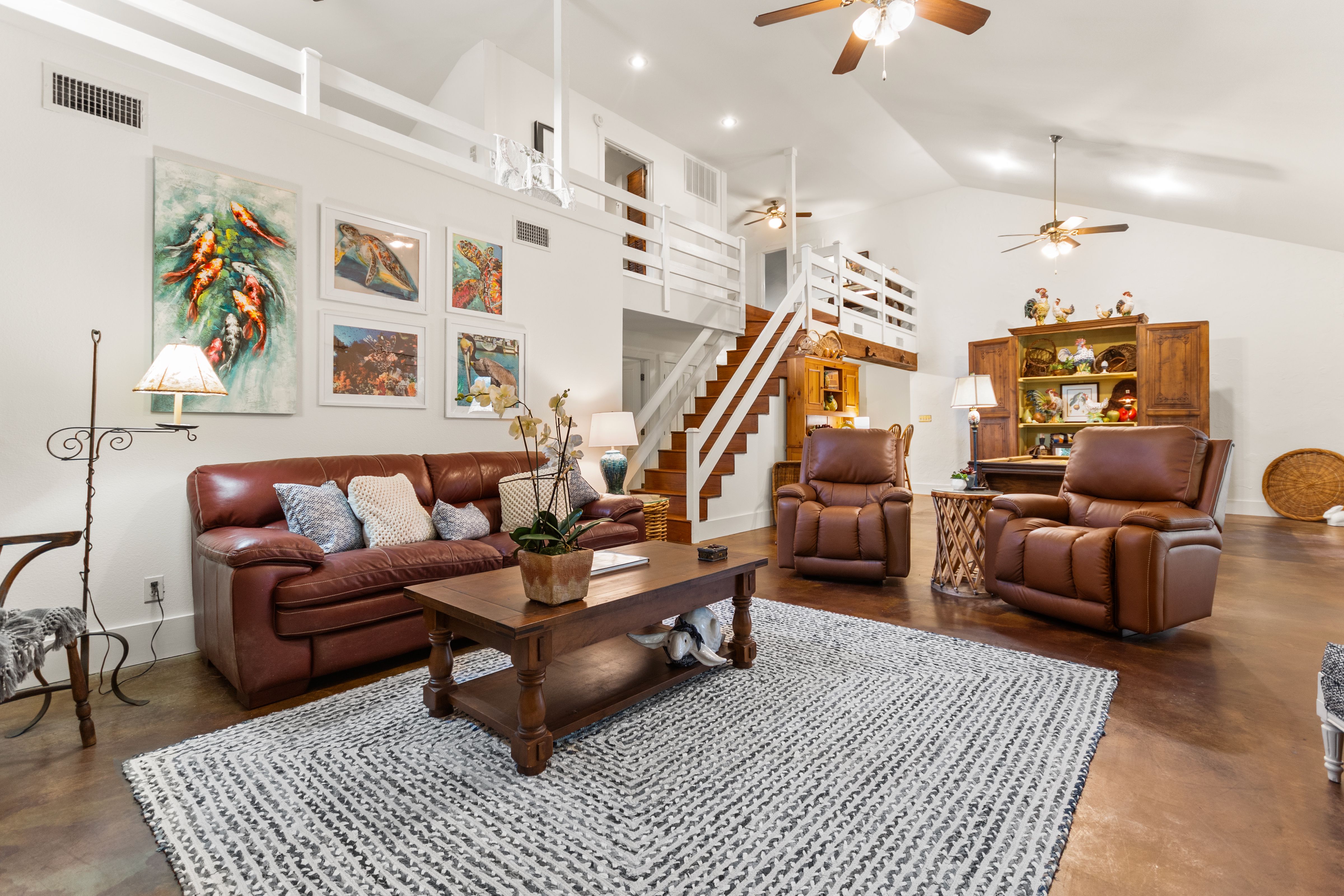  Privacy, Hill Country Charm and Income Potential - 物件實景