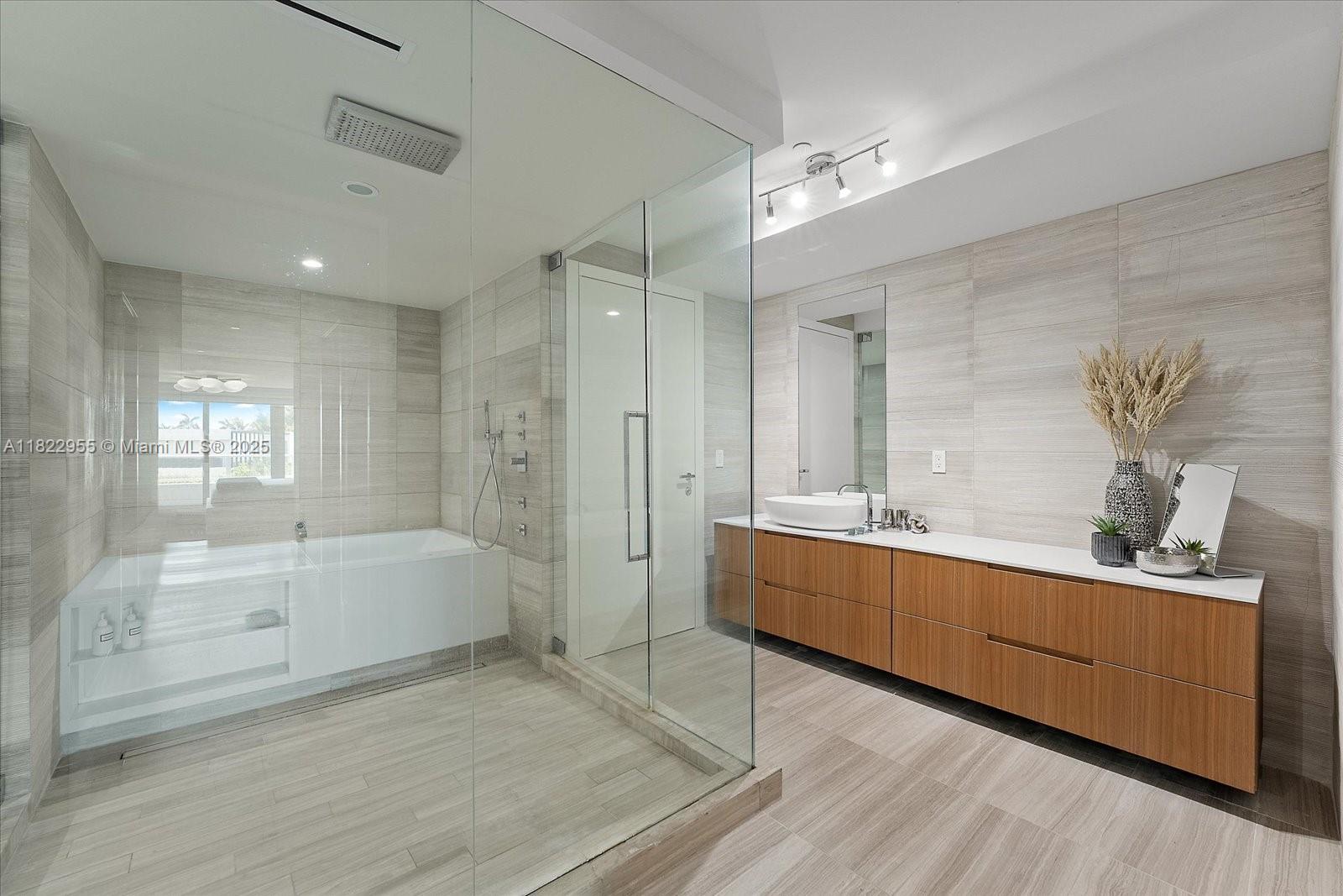 Miami Beach, Florida, 33140, United States, 4 Bedrooms Bedrooms, ,5 BathroomsBathrooms,Residential,For Sale,1949719