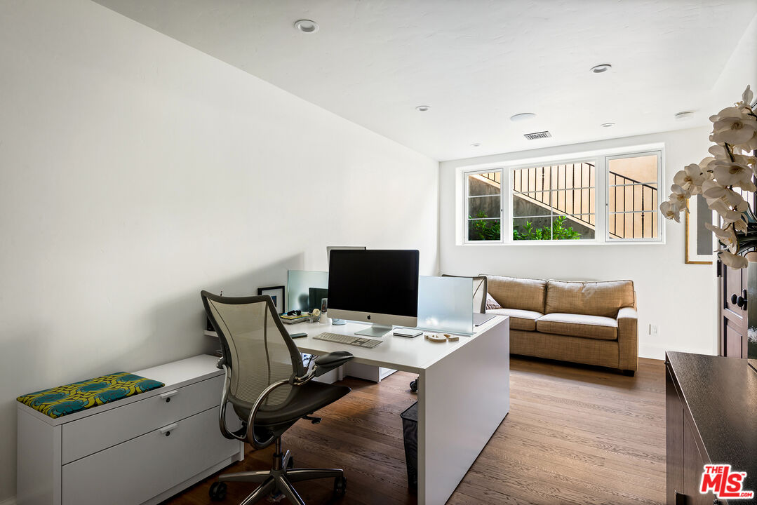 Los Angeles, California, 90068, United States, 4 Bedrooms Bedrooms, ,5 BathroomsBathrooms,Residential,For Sale,1910908