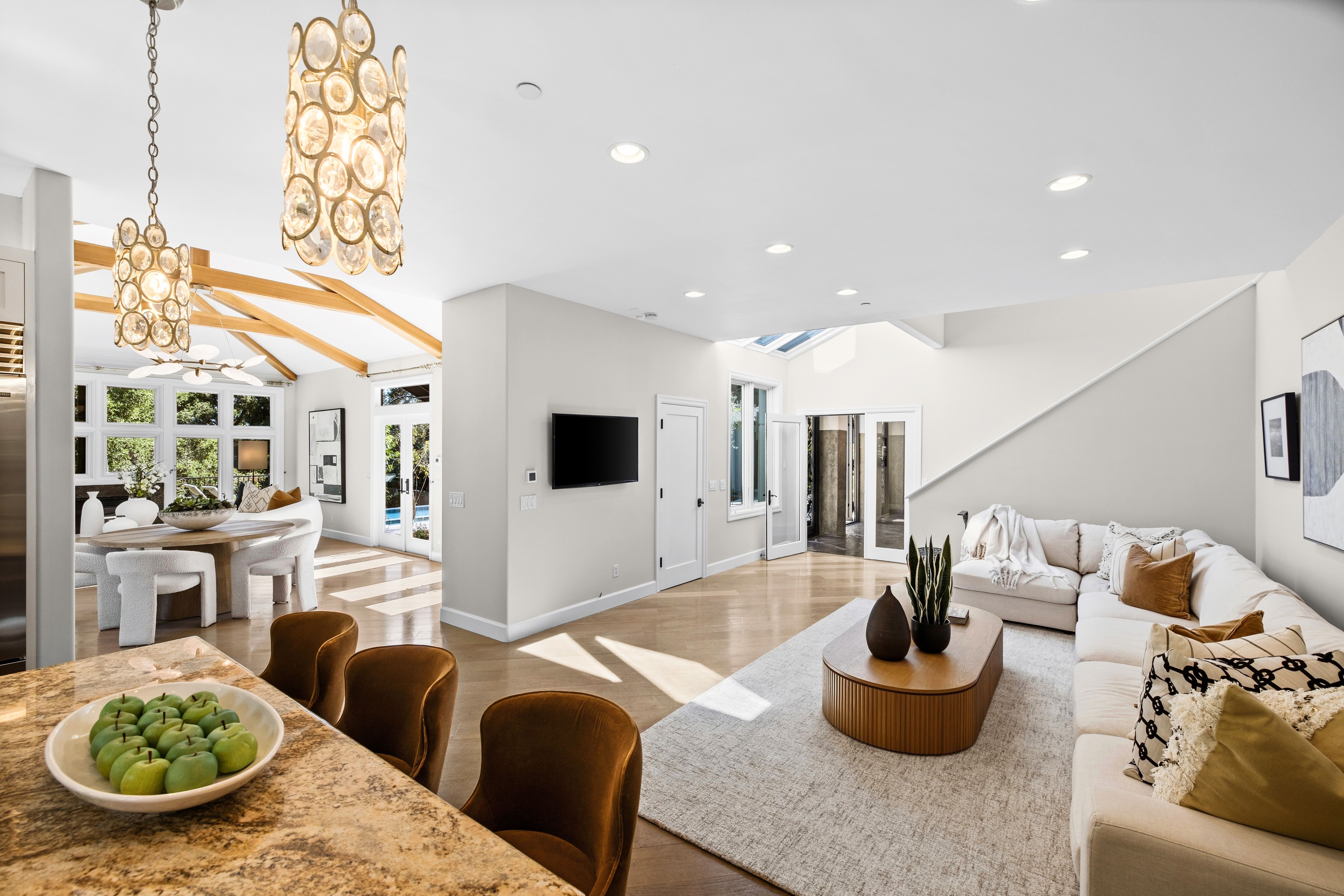  Resort Living in Sorich Park — Gated Mediterranean Estate With Pool and Views - 物件實景