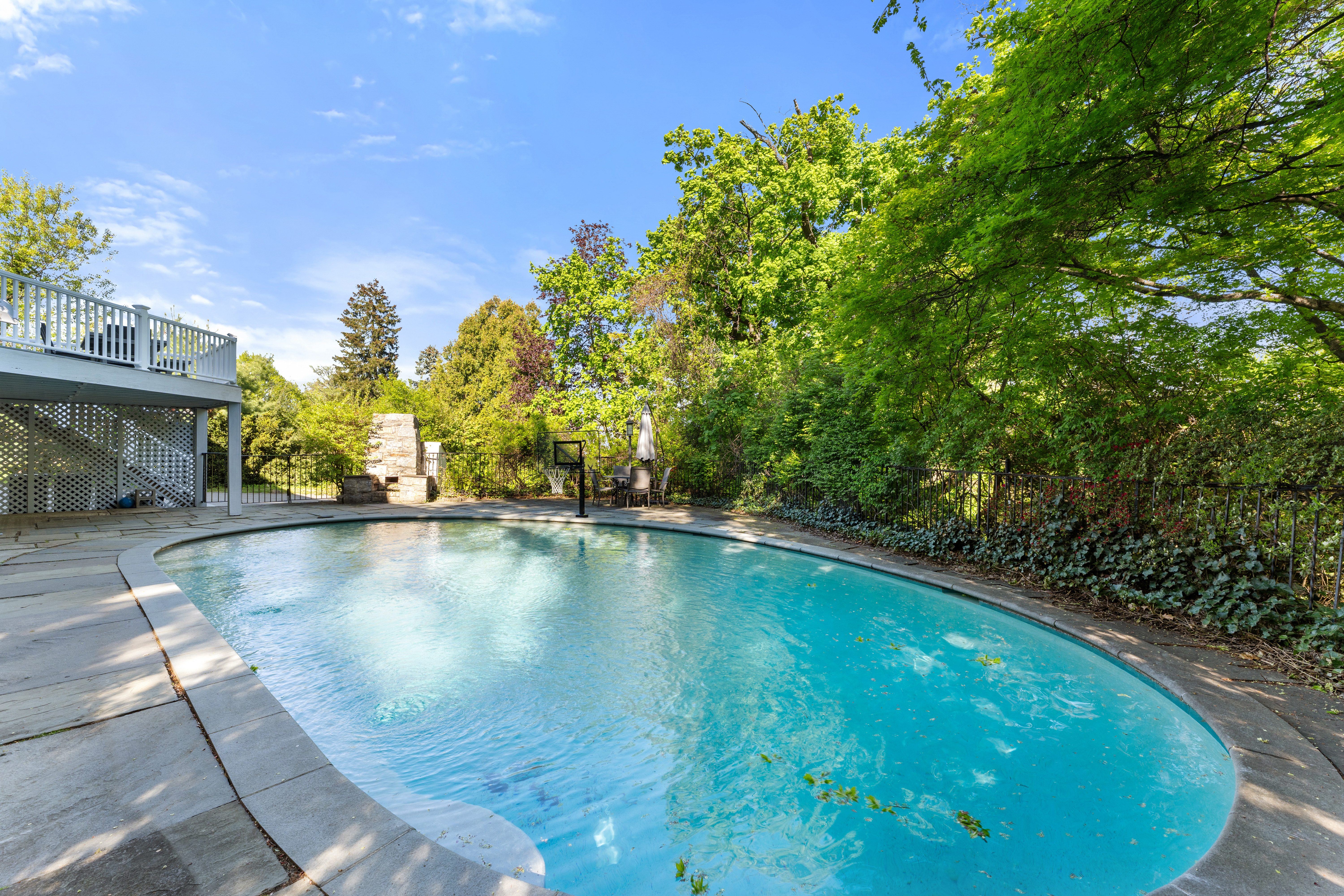  Set on a rare property of over half an acre. - 物件實景