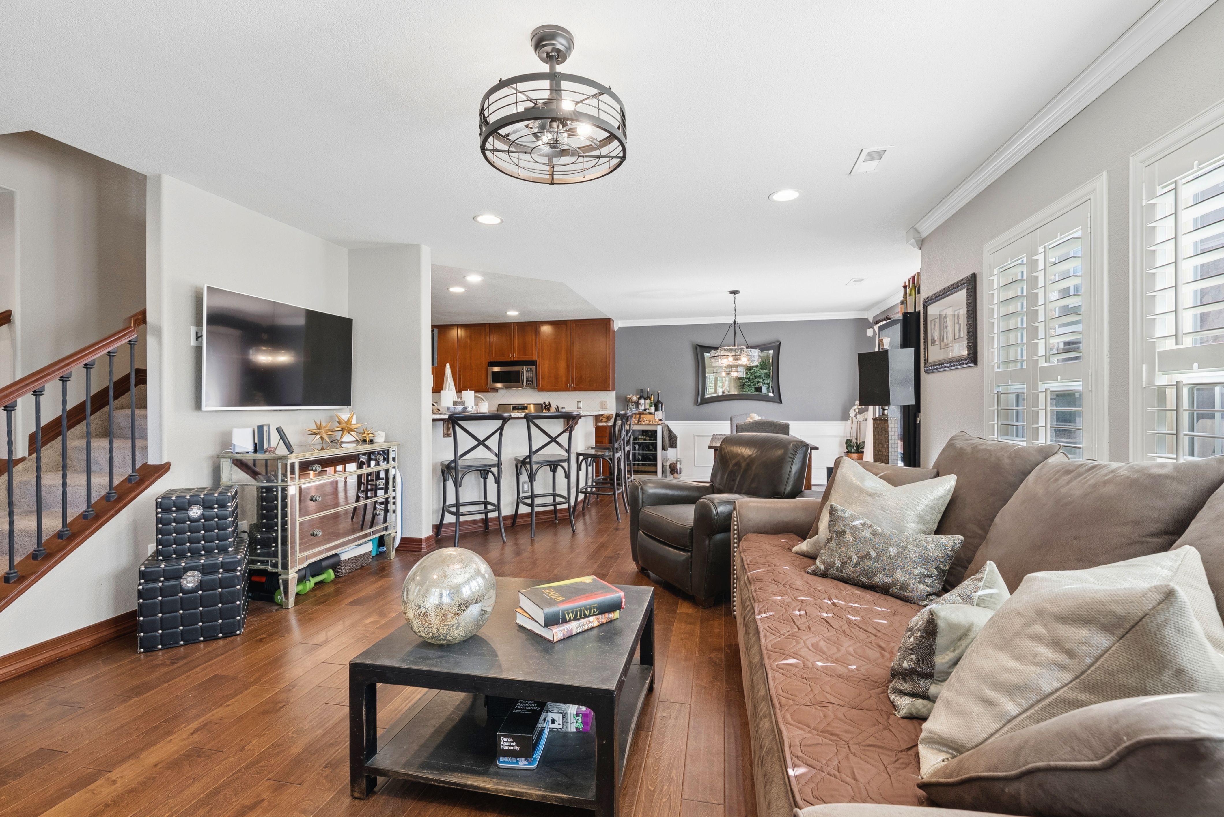  Maintenance-free, Updated Townhome In Prime Location - 物件實景