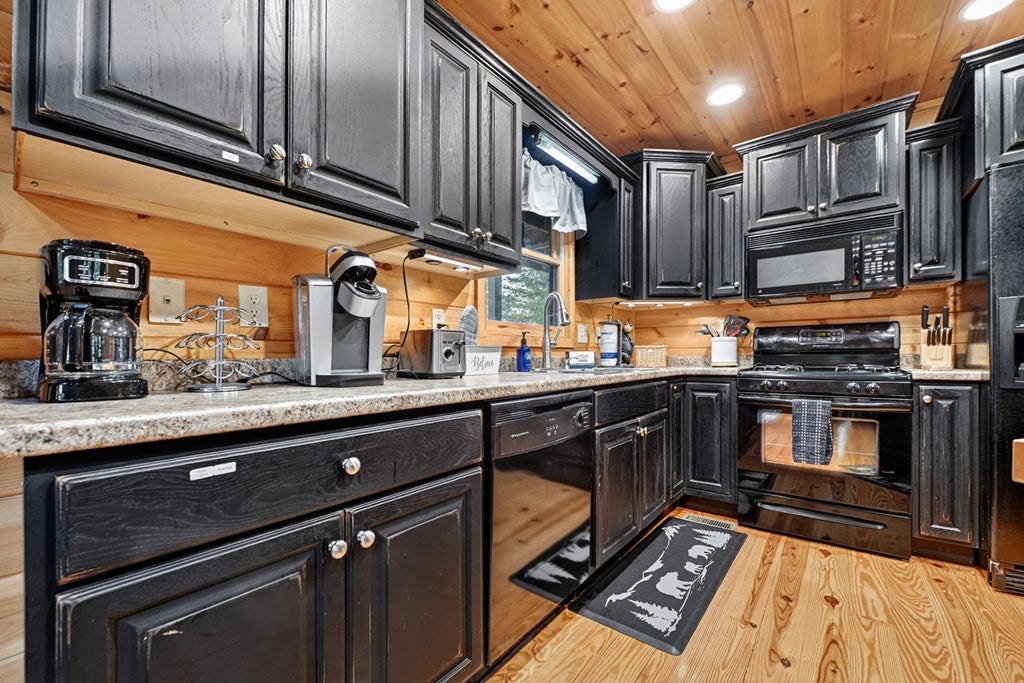 Ellijay, Georgia, 30540, United States, 3 Bedrooms Bedrooms, ,3 BathroomsBathrooms,Residential,For Sale,1916949