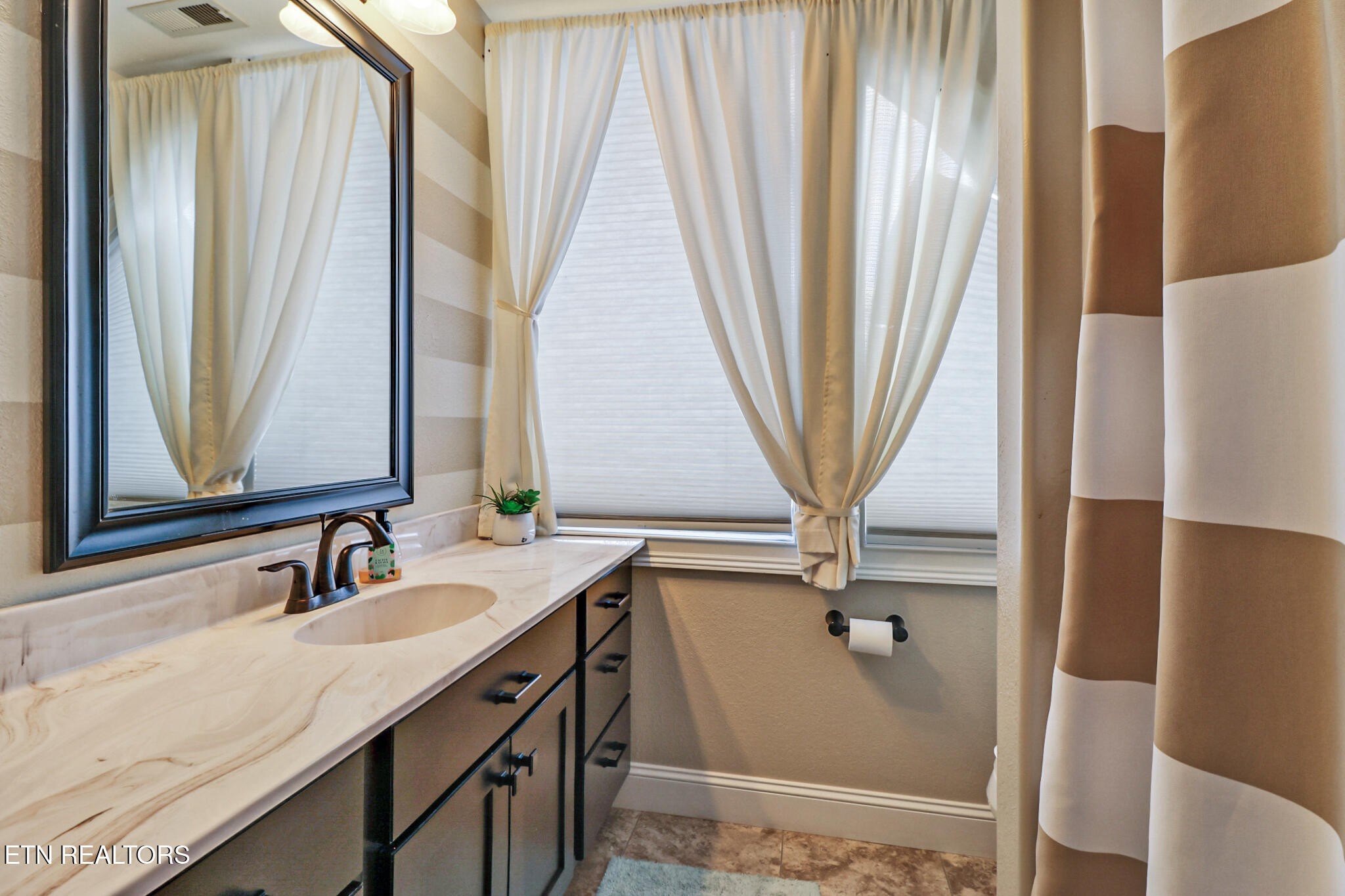 Crossville, Tennessee, 38555, United States, 4 Bedrooms Bedrooms, ,5 BathroomsBathrooms,Residential,For Sale,2005475