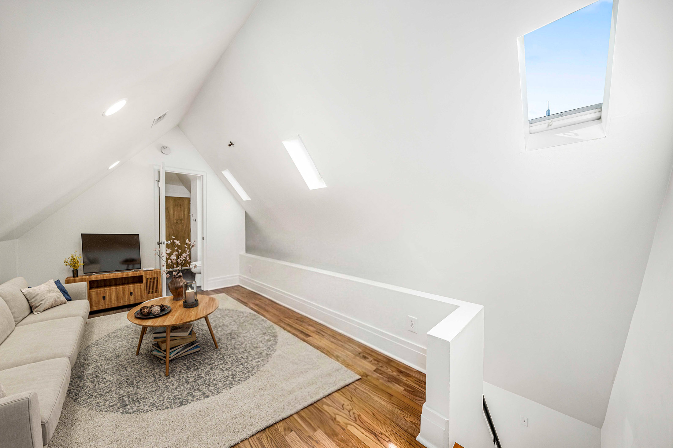  Two-Story Penthouse with Sweeping Skyline Views - 物件實景