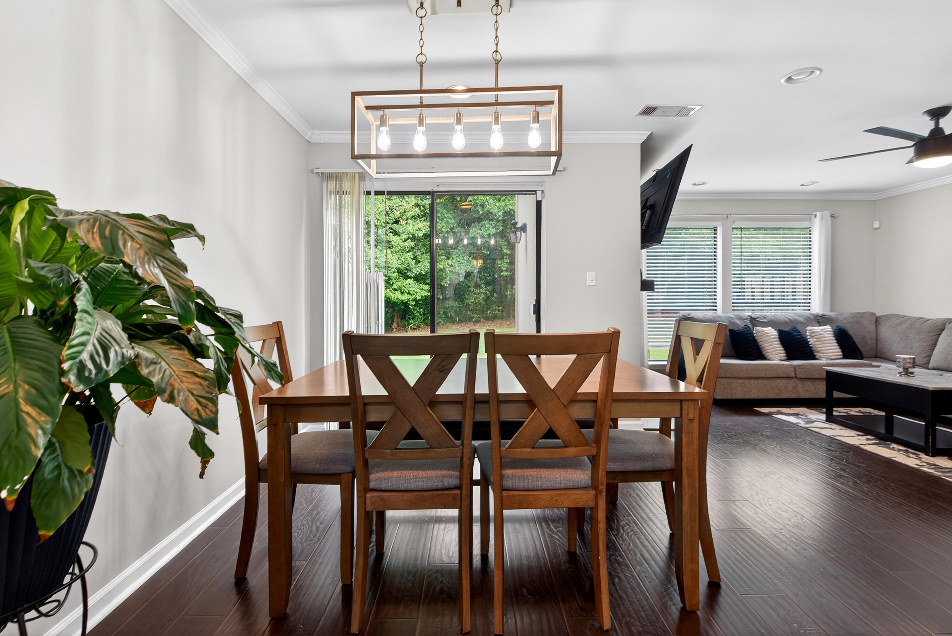  Townhouse-style Condo Offers Solid Value and Strong Upside Potential - 物件實景