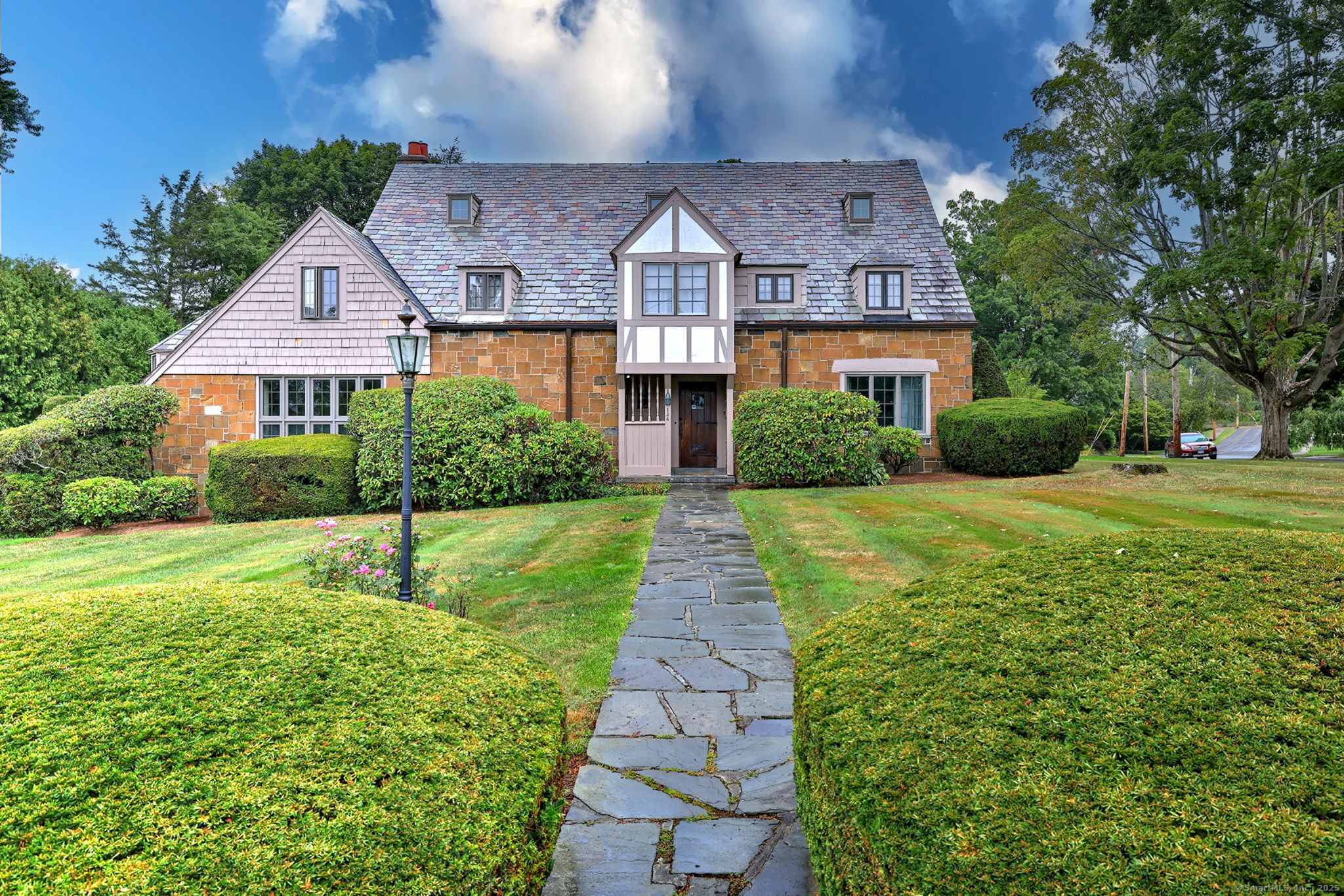 Hamden, Connecticut, 06517, United States, 5 Bedrooms Bedrooms, ,4 BathroomsBathrooms,Residential,For Sale,1924978