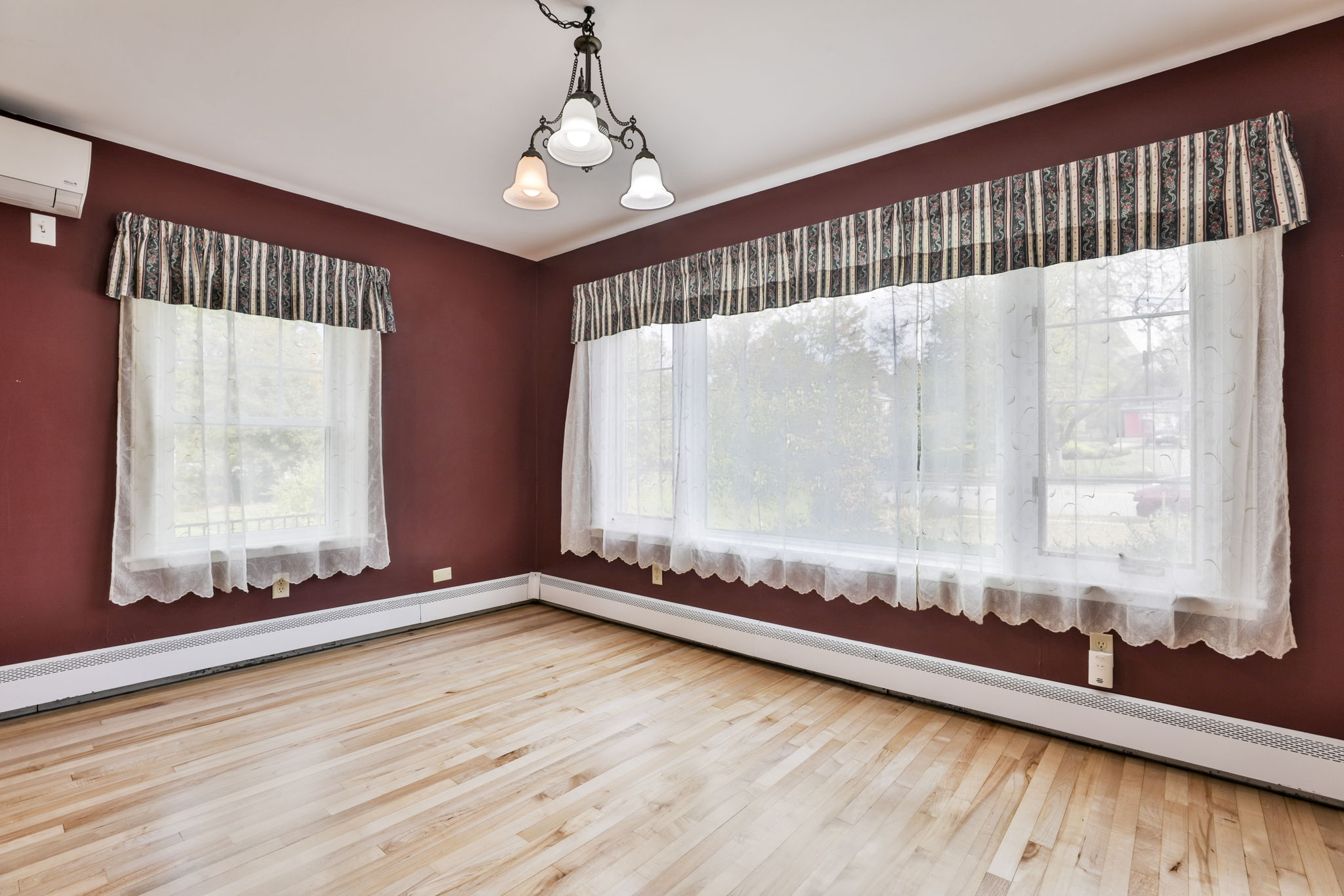 Manchester, New Hampshire, 03104, United States, 3 Bedrooms Bedrooms, ,2 BathroomsBathrooms,Residential,For Sale,1975563