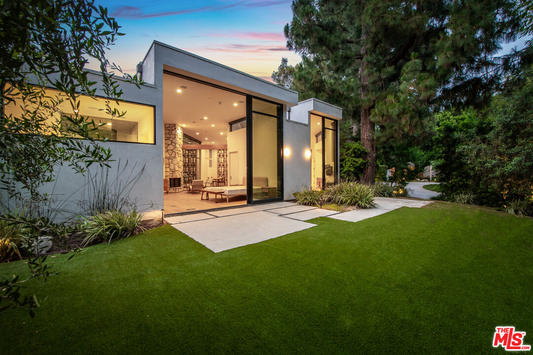 Beverly Hills, California, 90210, United States, 7 Bedrooms Bedrooms, ,2 BathroomsBathrooms,Residential,For Sale,1896171