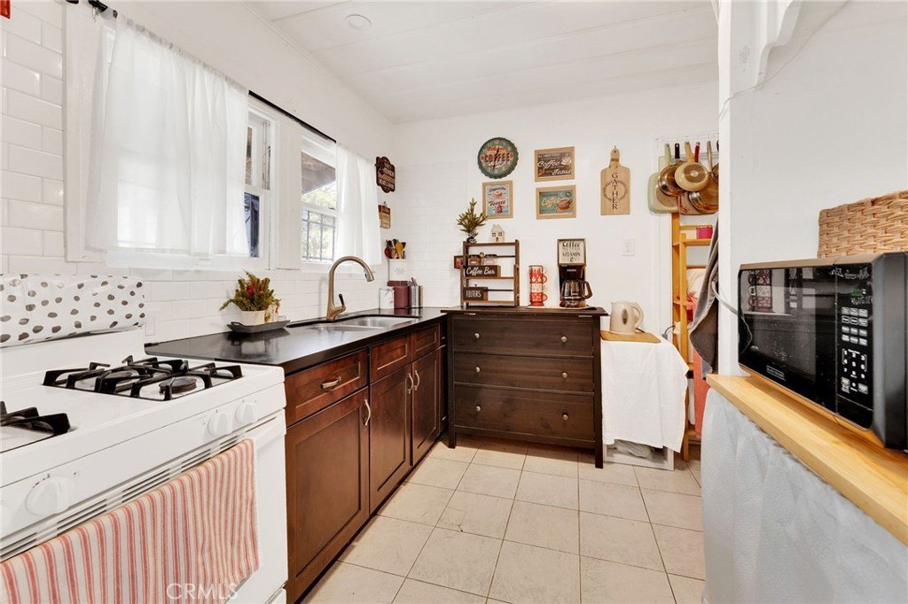 Los Angeles, California, 90044, United States, 3 Bedrooms Bedrooms, ,2 BathroomsBathrooms,Residential,For Sale,1931570