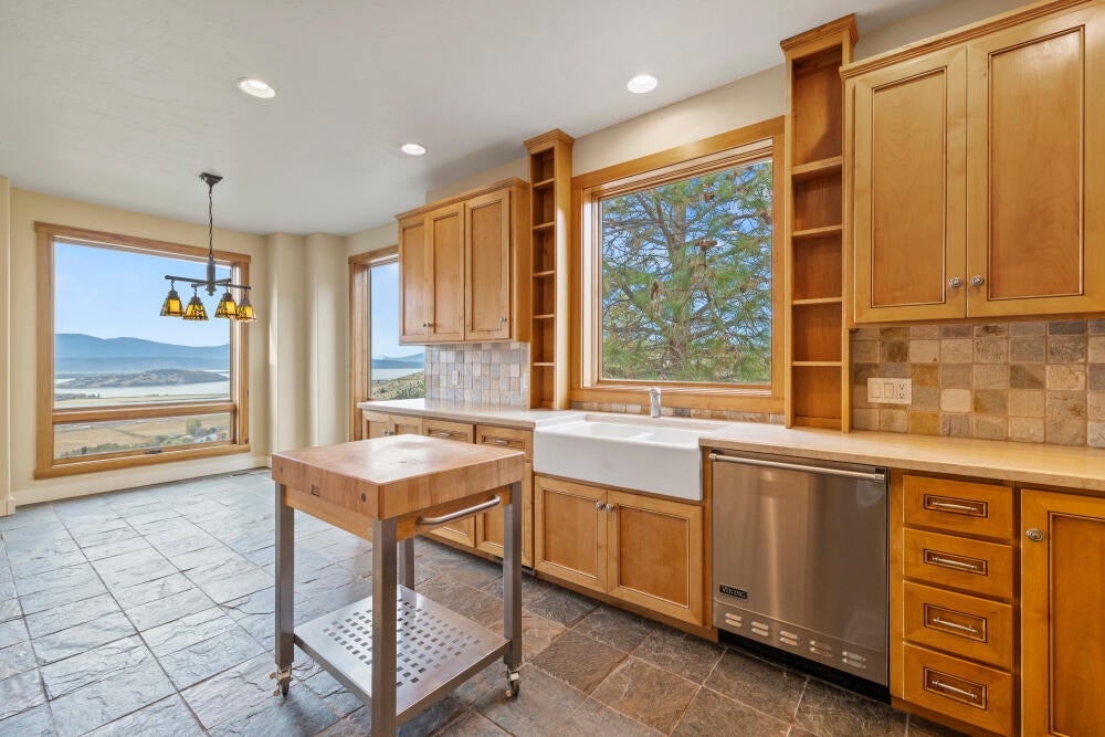 Klamath Falls, Oregon, 97601, United States, 4 Bedrooms Bedrooms, ,3 BathroomsBathrooms,Residential,For Sale,1987766