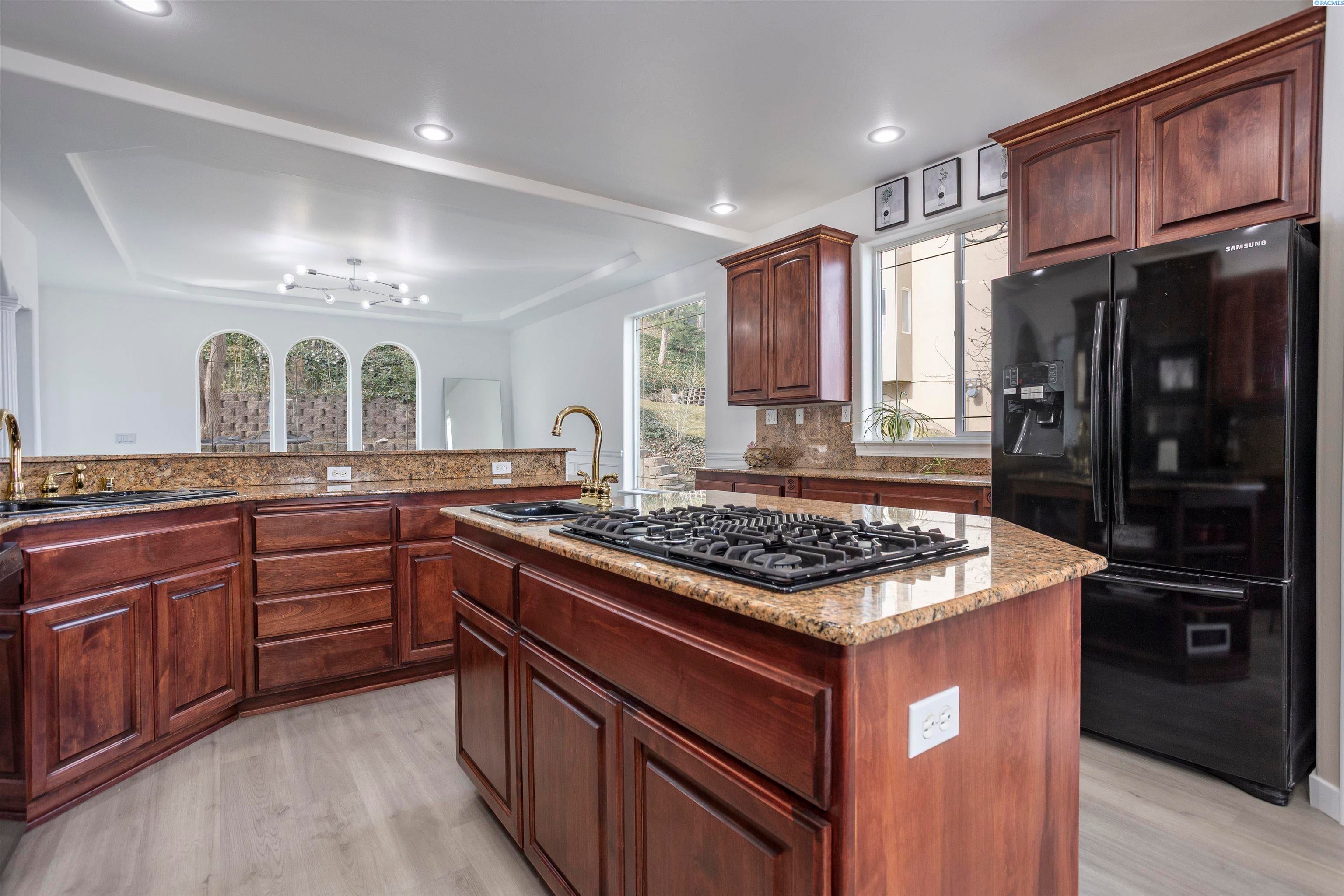 Richland, Washington, 99352, United States, 4 Bedrooms Bedrooms, ,4 BathroomsBathrooms,Residential,For Sale,1977070