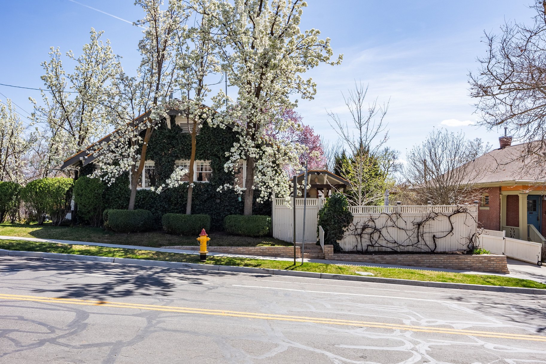  Timeless Bungalow with Enjoyable Outdoor Living - 物件實景