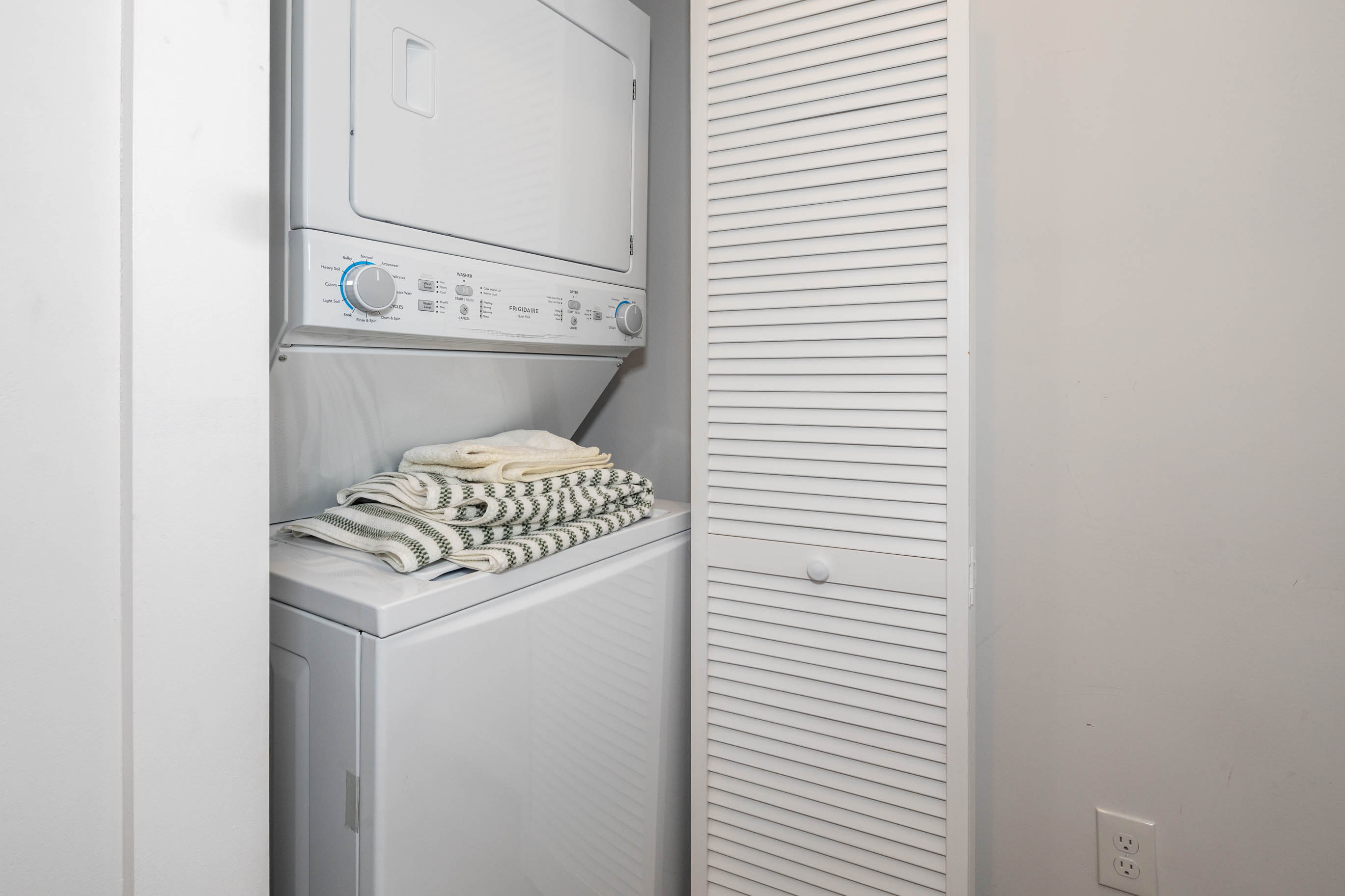 Fords, New Jersey, 08863, United States, 5 Bedrooms Bedrooms, ,2 BathroomsBathrooms,Residential,For Sale,2005682