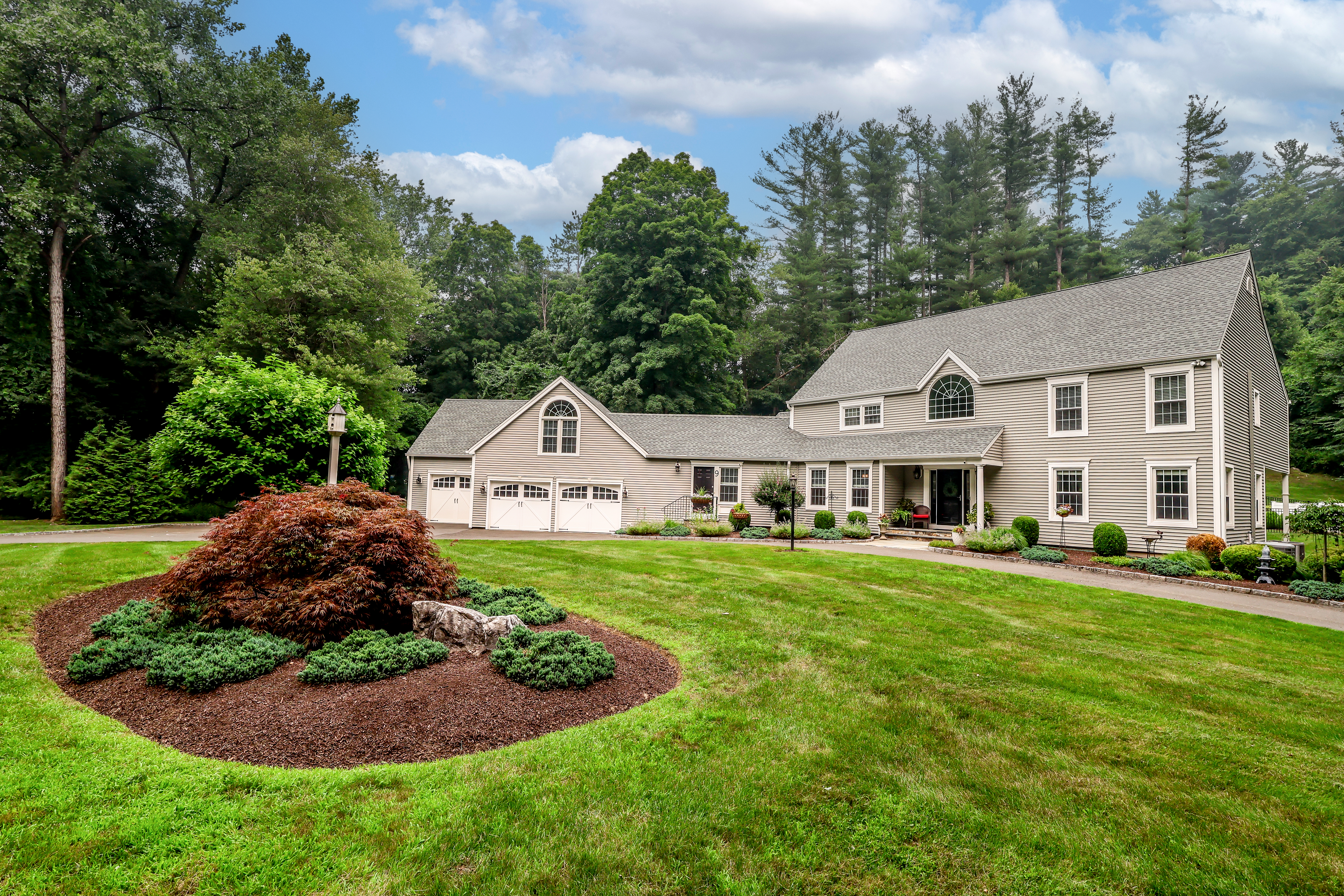  Exquisitely  Landscaped Grounds in Barkwood Falls - 物件實景