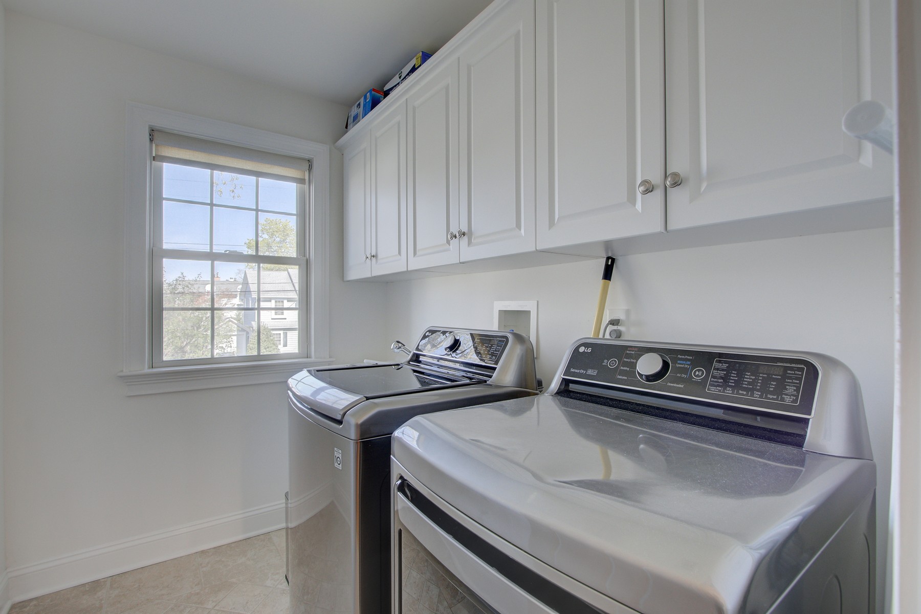  Beautifully designed home offers the perfect blend of comfort, style, - 物件實景