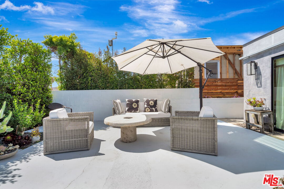 Malibu, California, 90265, United States, 4 Bedrooms Bedrooms, ,3 BathroomsBathrooms,Residential,For Sale,1925740