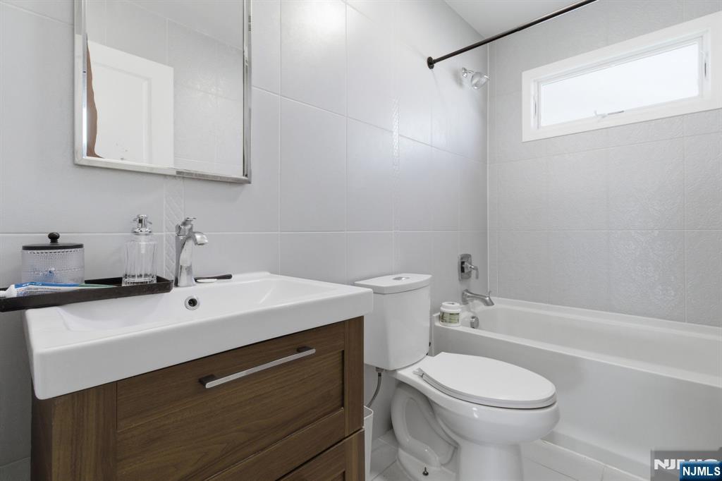 Kearny, New Jersey, 07032, United States, 6 Bedrooms Bedrooms, ,5 BathroomsBathrooms,Residential,For Sale,2032310