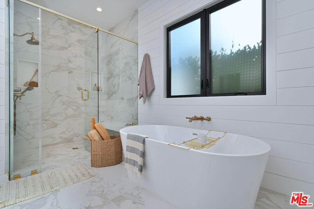 Encino, California, 91316, United States, 4 Bedrooms Bedrooms, ,5 BathroomsBathrooms,Residential,For Sale,2002982