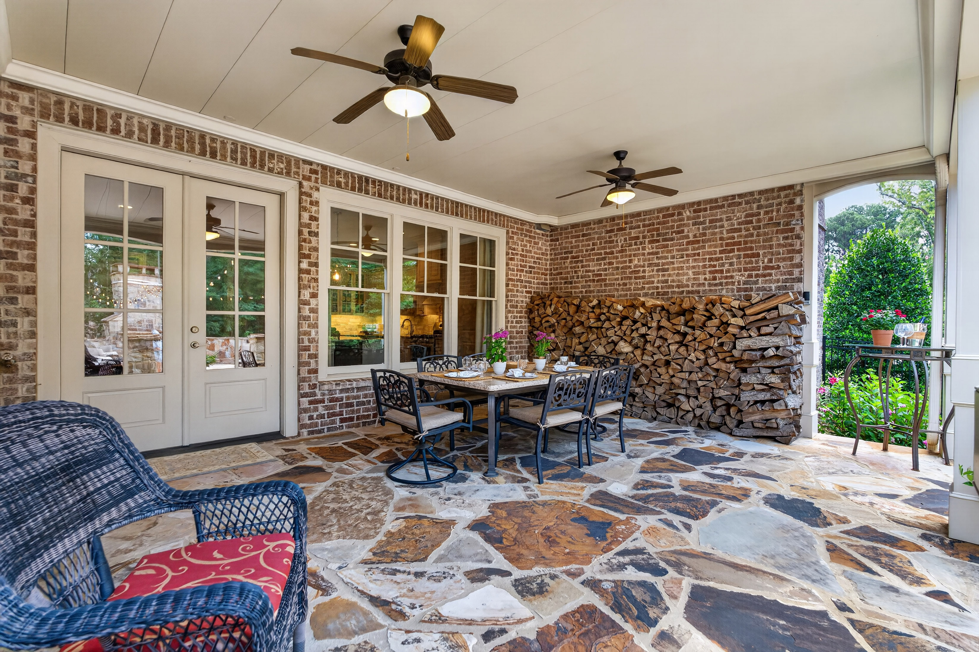  Experience Refined Estate Living in this Exceptional All-Brick and Stone Ranch - 物件實景