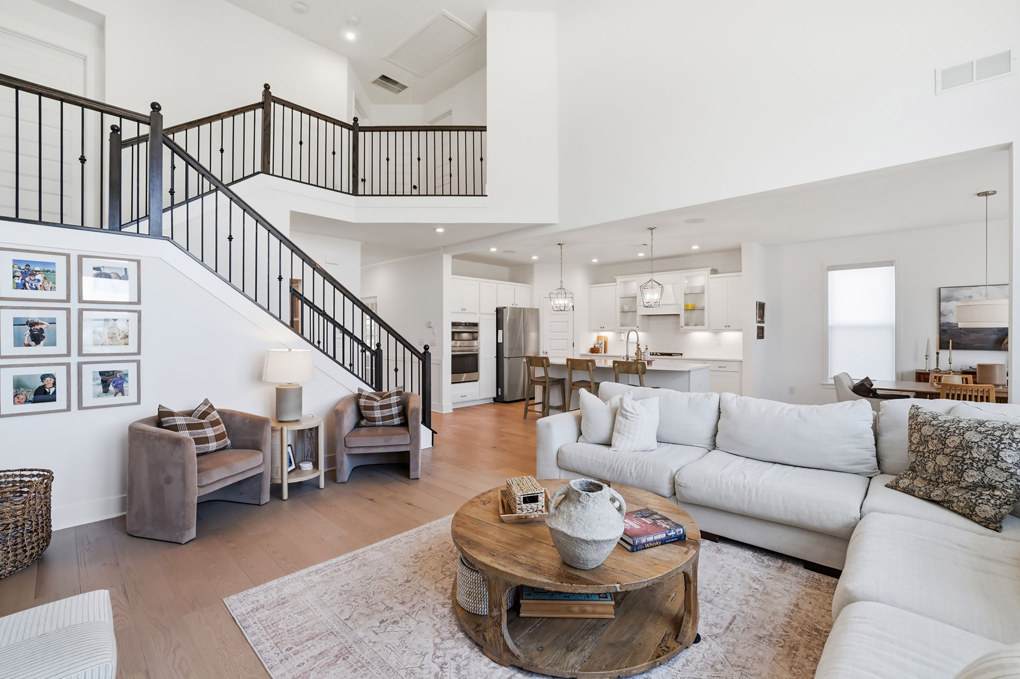  Stunning White Brick Modern Farmhouse Blends Timeless Charm with Elevated Design - 物件實景