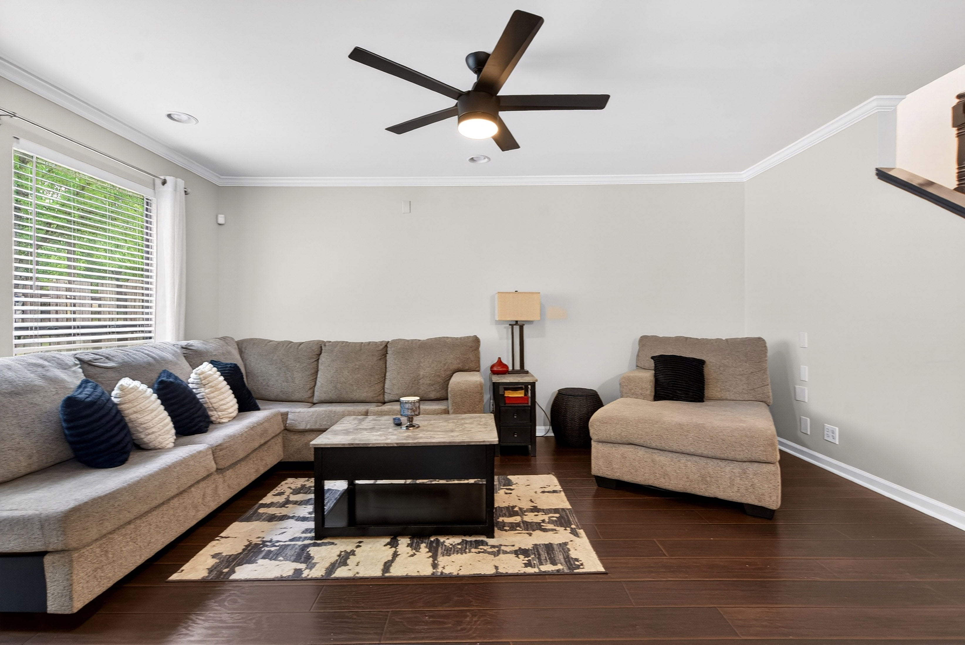  Townhouse-style Condo Offers Solid Value and Strong Upside Potential - 物件實景