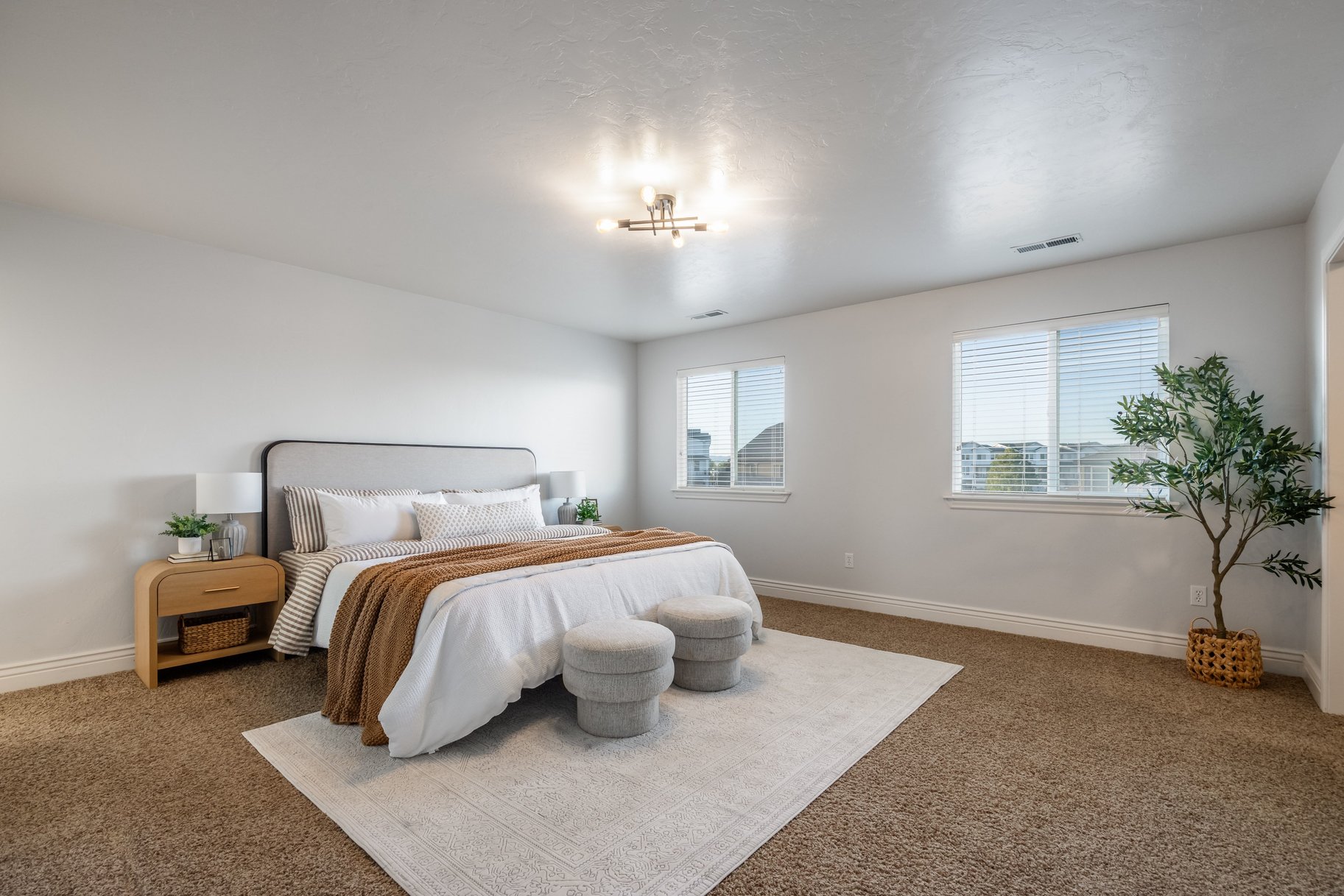  Riverton Corner-Lot Home: 7 Beds, Main-Floor Bedroom, 3-Car Garage & RV Parking - 物件實景