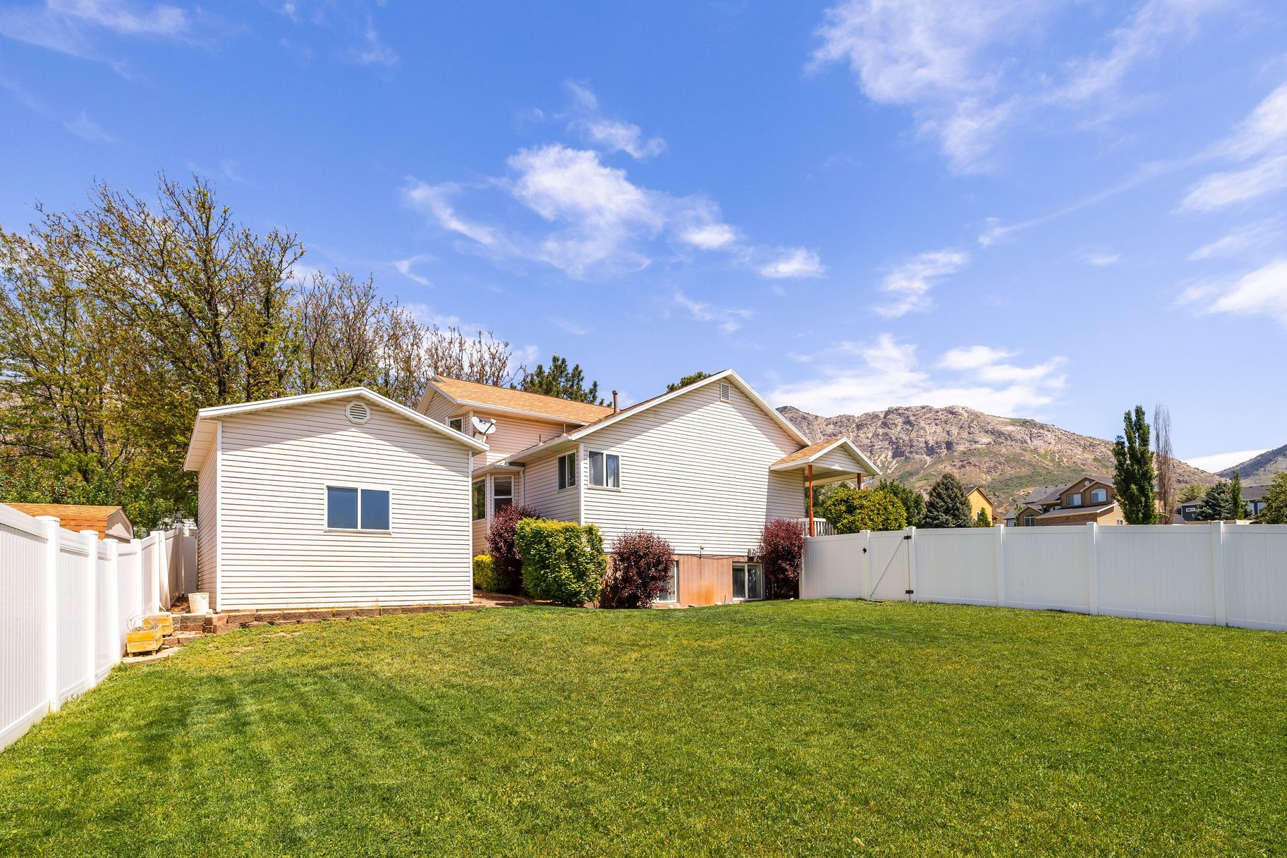  5 Bedroom, 3 Bath Home With One Of North Ogdens Best Porch Views - 物件實景