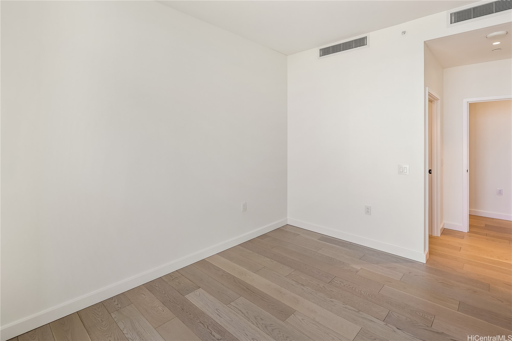 Honolulu, Hawaii, 96814, United States, 1 Bedroom Bedrooms, ,1 BathroomBathrooms,Residential,For Sale,1996229