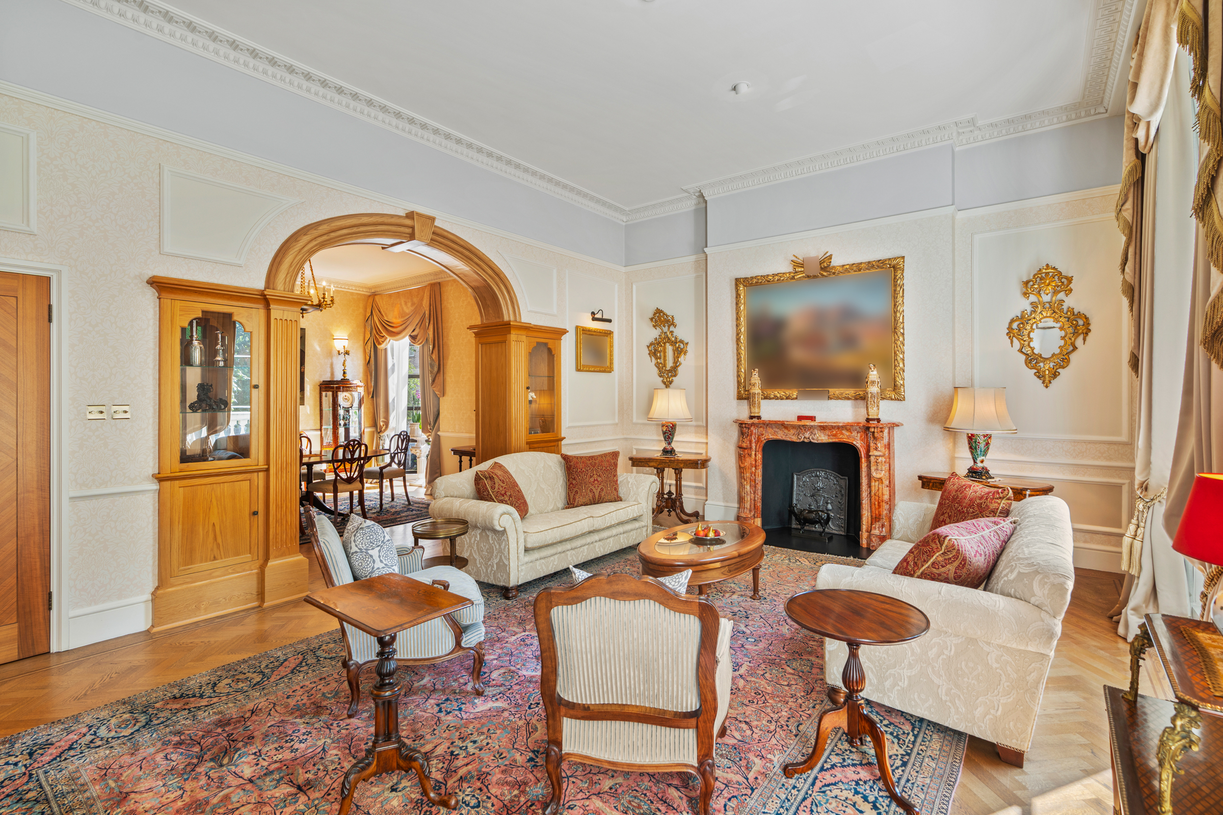  A South-Facing Apartment Overlooking Hyde Park Square