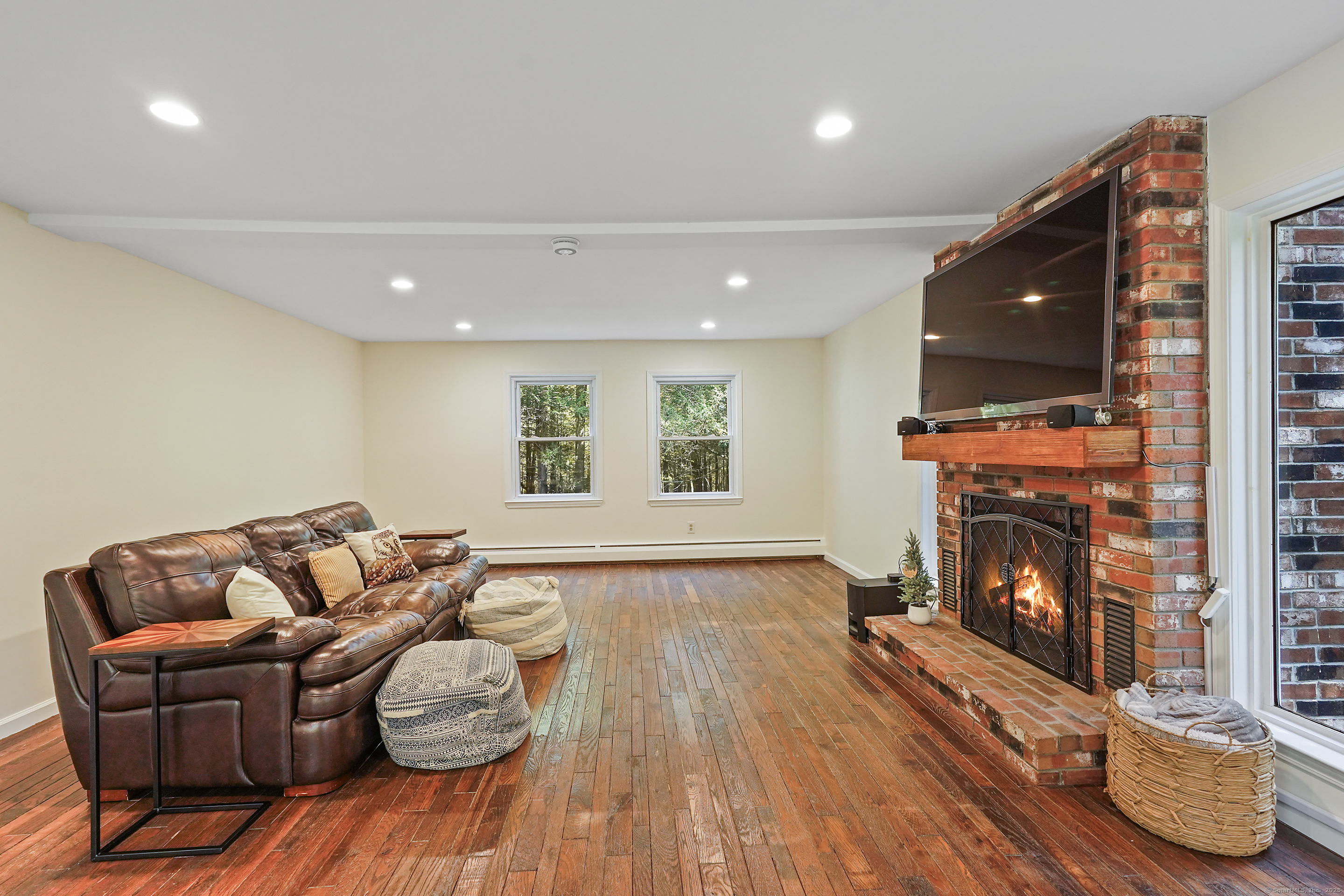 Brookfield, Connecticut, 06804, United States, 4 Bedrooms Bedrooms, ,3 BathroomsBathrooms,Residential,For Sale,1969368