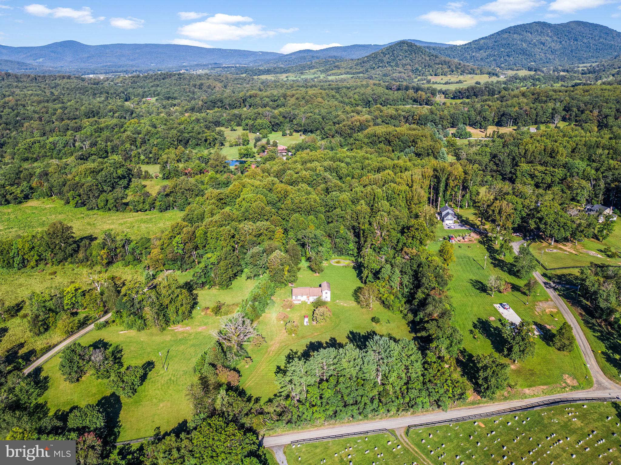 Hume, Virginia, 22639, United States, 7 Bedrooms Bedrooms, ,3 BathroomsBathrooms,Residential,For Sale,1943038