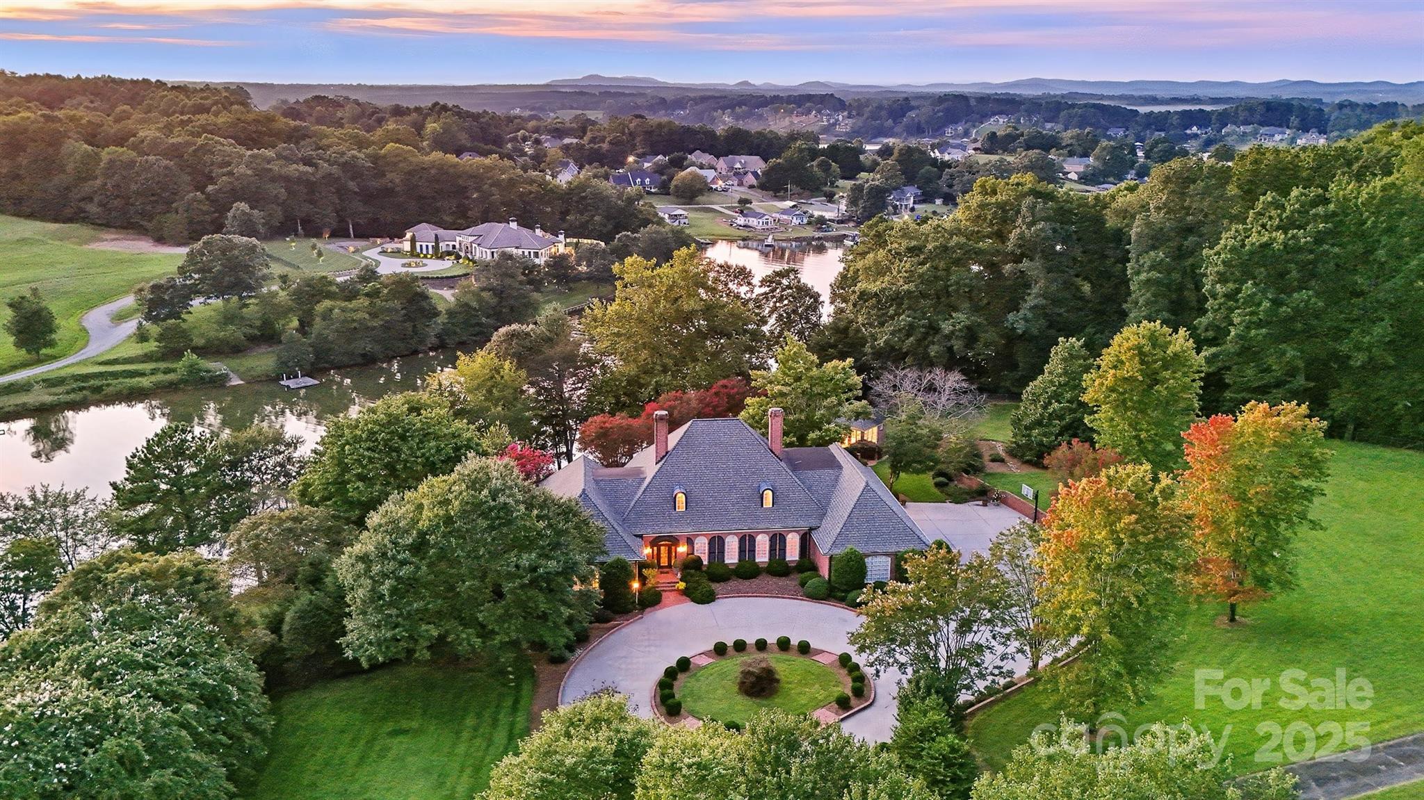 Hickory, North Carolina, 28601, United States, 4 Bedrooms Bedrooms, ,5 BathroomsBathrooms,Residential,For Sale,1942253