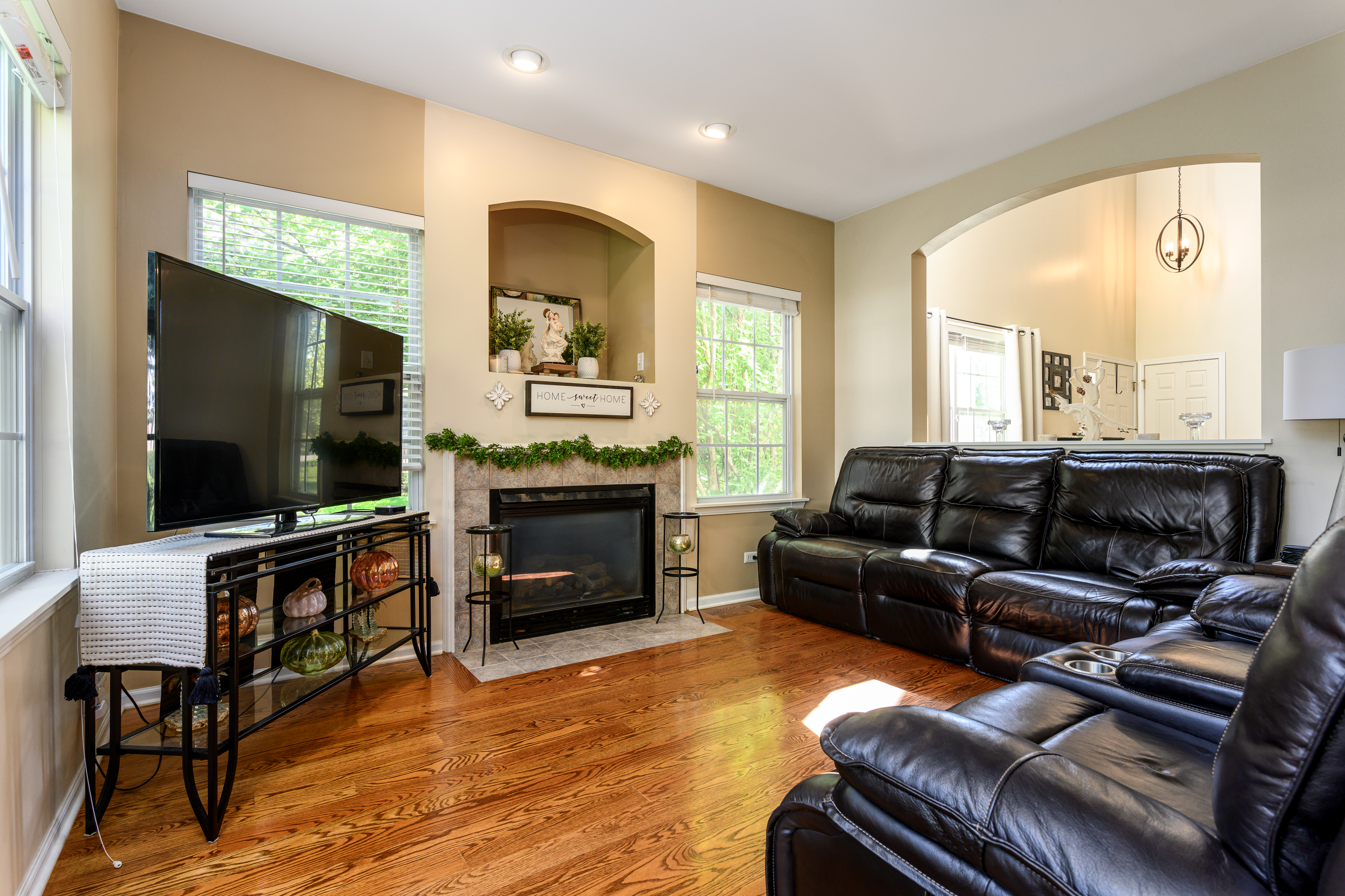 Bright and Spacious Corner Home with Fully Finished Basement - 物件實景