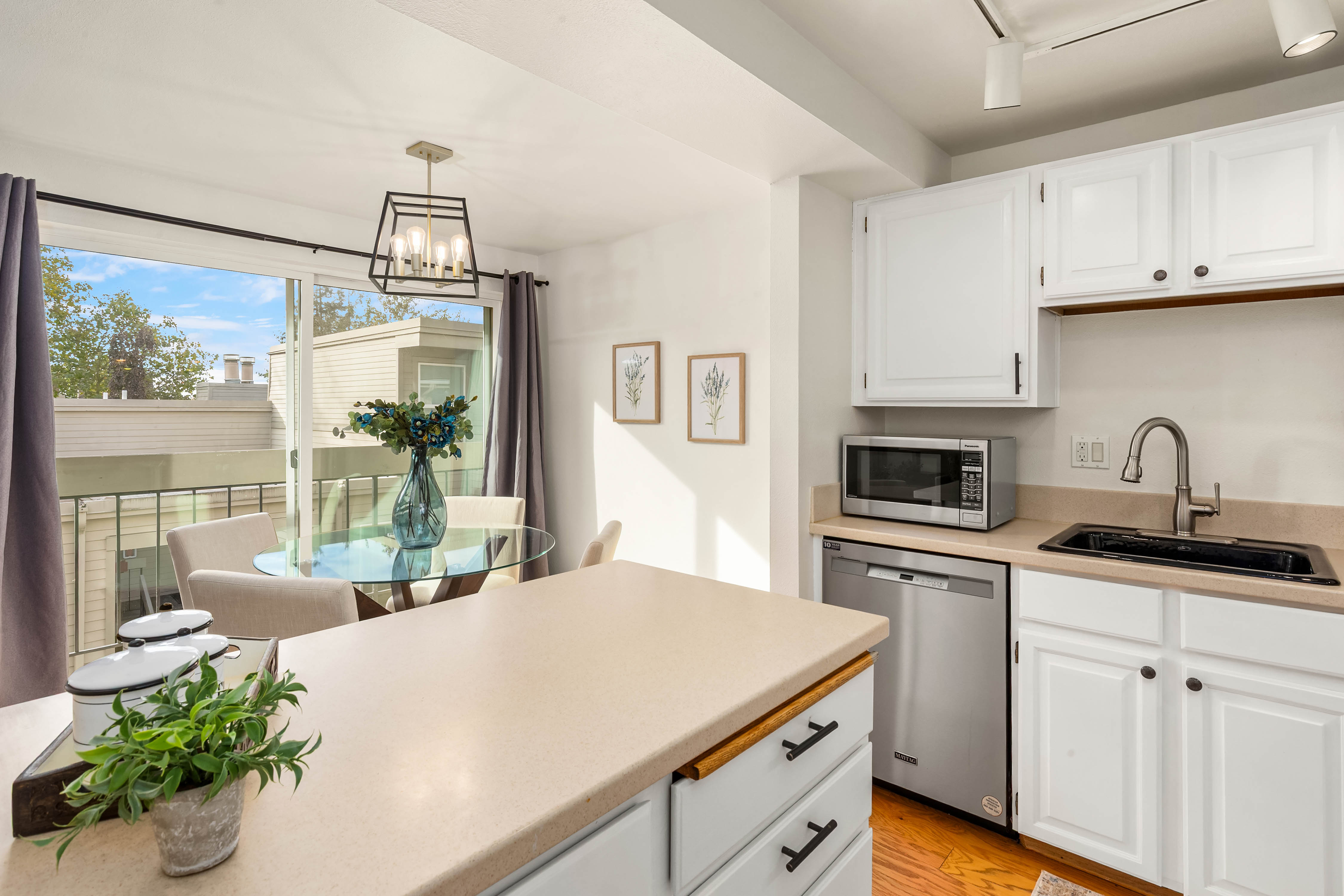  202 W Olympic Place Unit #302, Seattle, WA 98119 - 物件實景