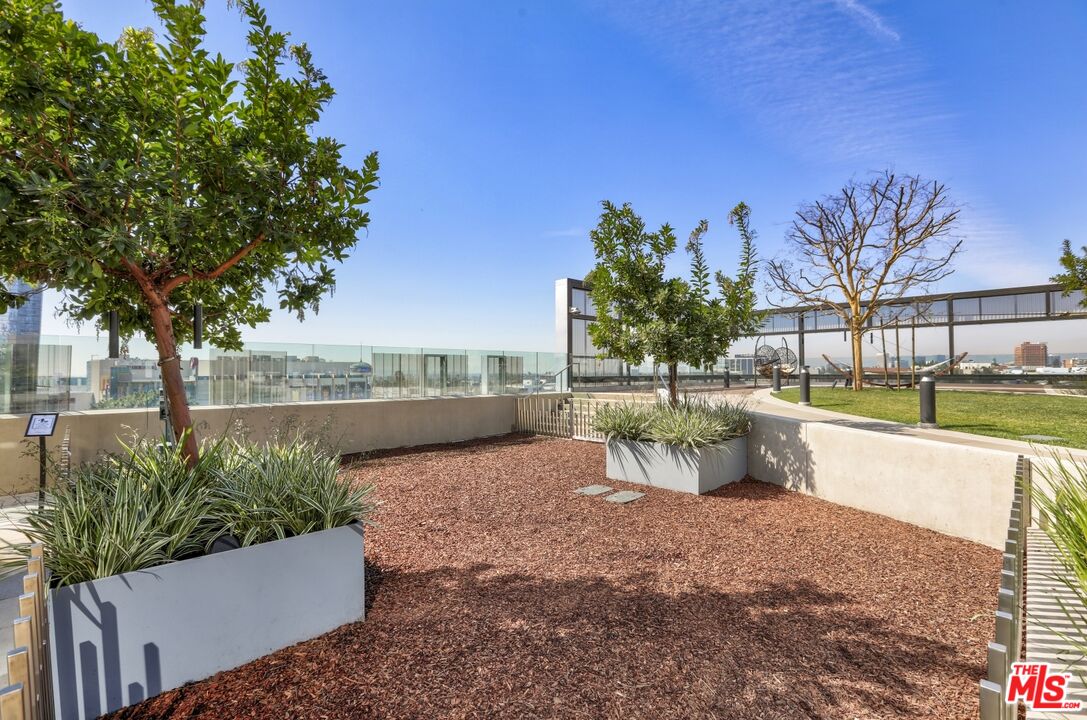 Los Angeles, California, 90017, United States, 1 Bedroom Bedrooms, ,2 BathroomsBathrooms,Residential,For Sale,1987856