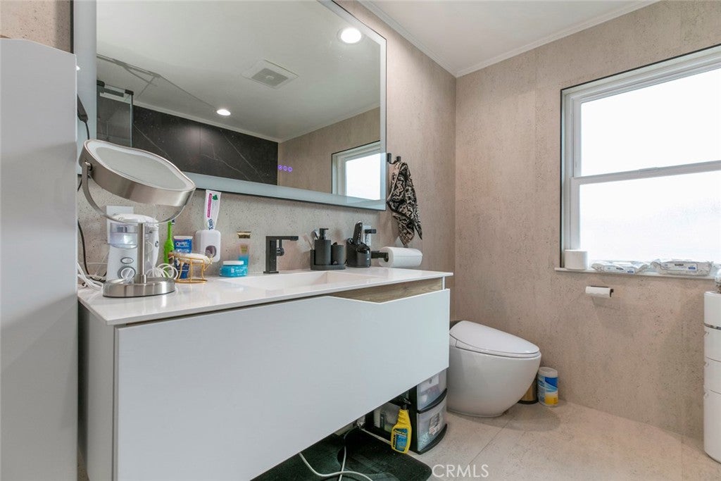 Glendale, California, 91201, United States, 4 Bedrooms Bedrooms, ,5 BathroomsBathrooms,Residential,For Sale,1969452