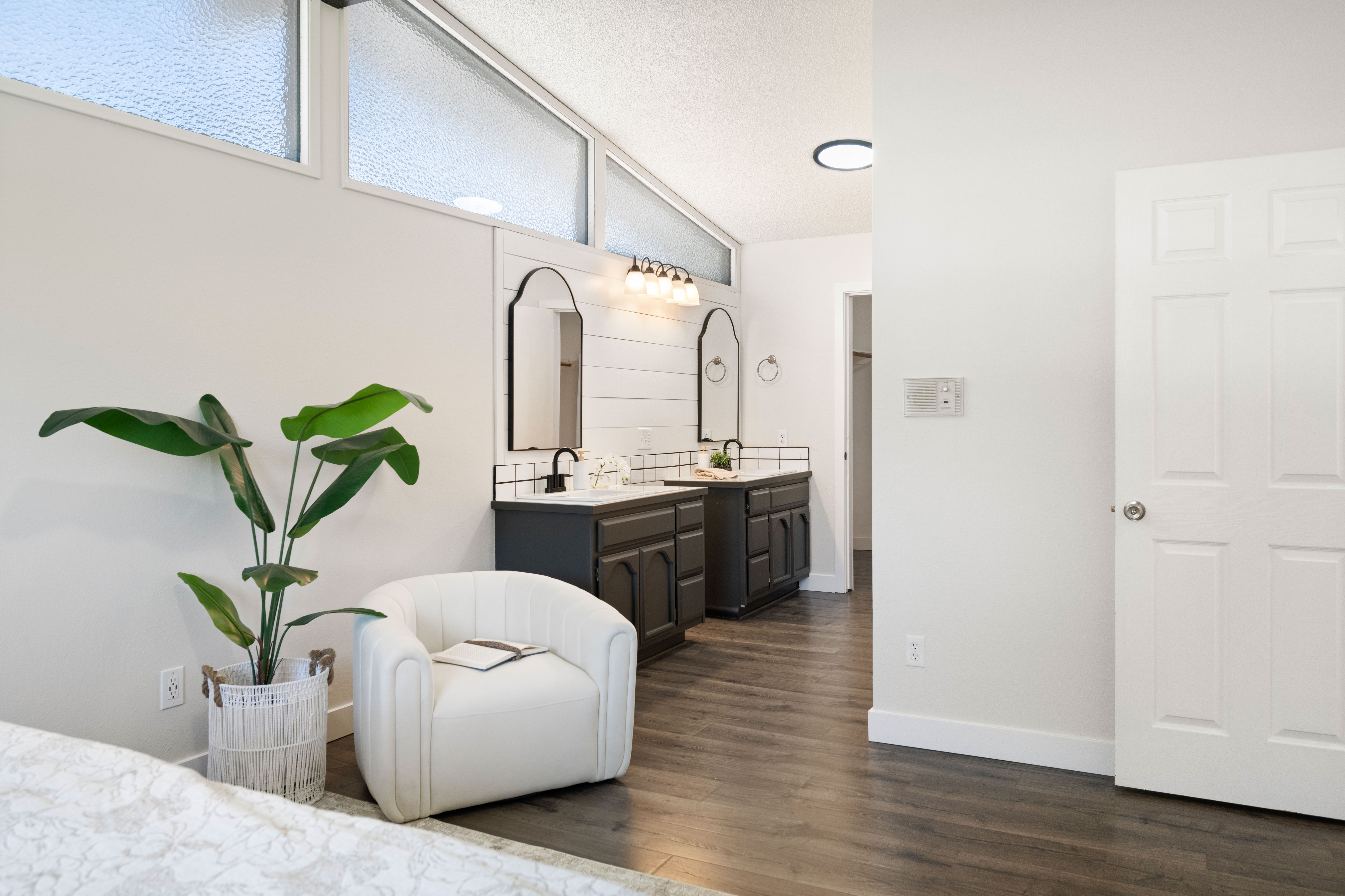  Fully Updated Kitchen, Bathrooms, Floors & More - 物件實景