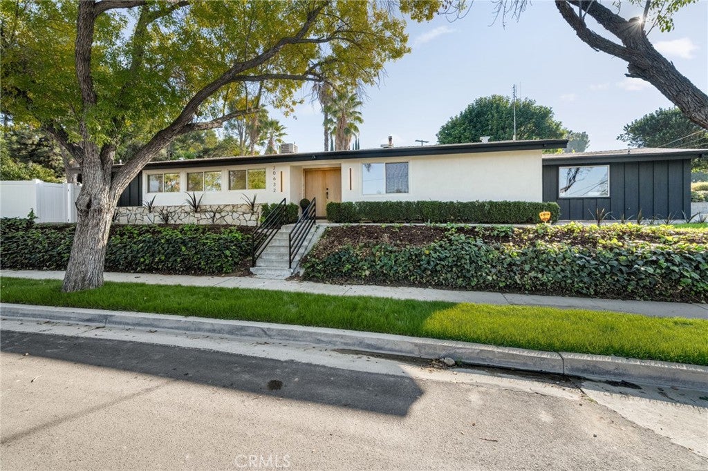 Woodland Hills, California, 91367, United States, 3 Bedrooms Bedrooms, ,2 BathroomsBathrooms,Residential,For Sale,1991959